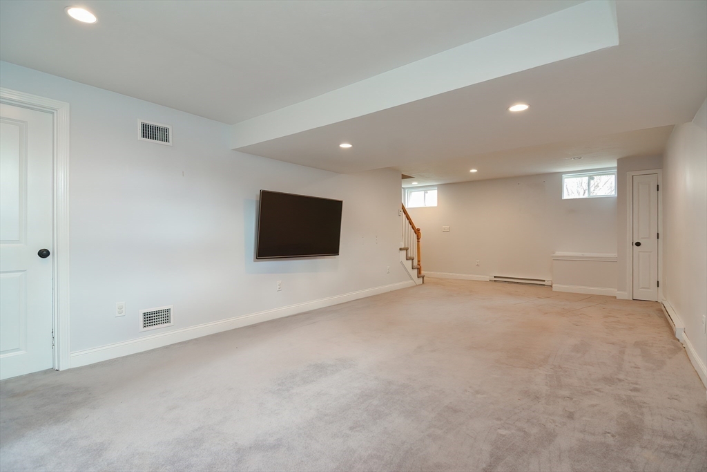 Rockland, Massachusetts, 02370, United States, 4 Bedrooms Bedrooms, ,3 BathroomsBathrooms,Residential,For Sale,1942802