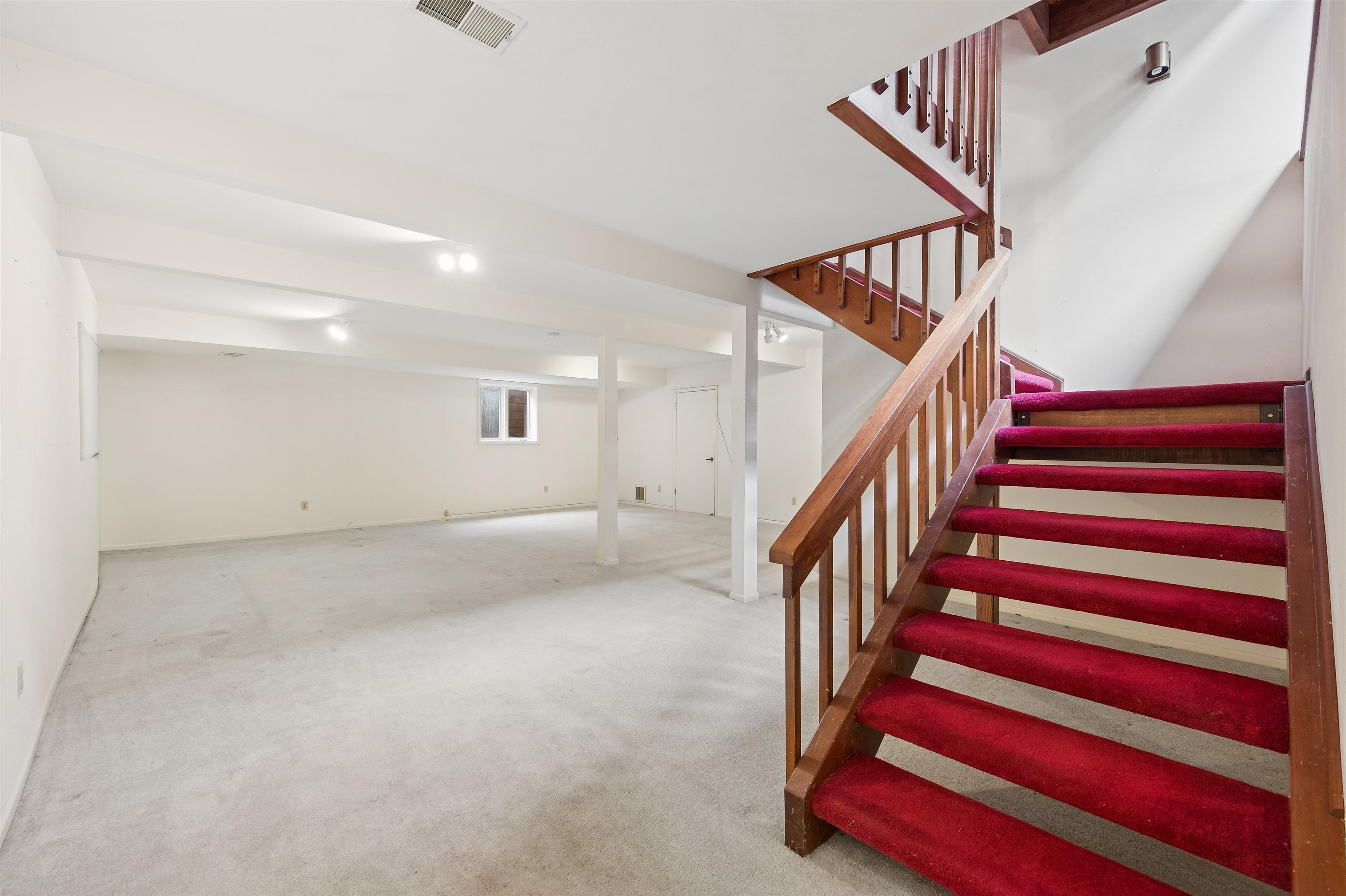  Architecturally distinctive home exudes a warm chalet and alpine feeling - 物件實景