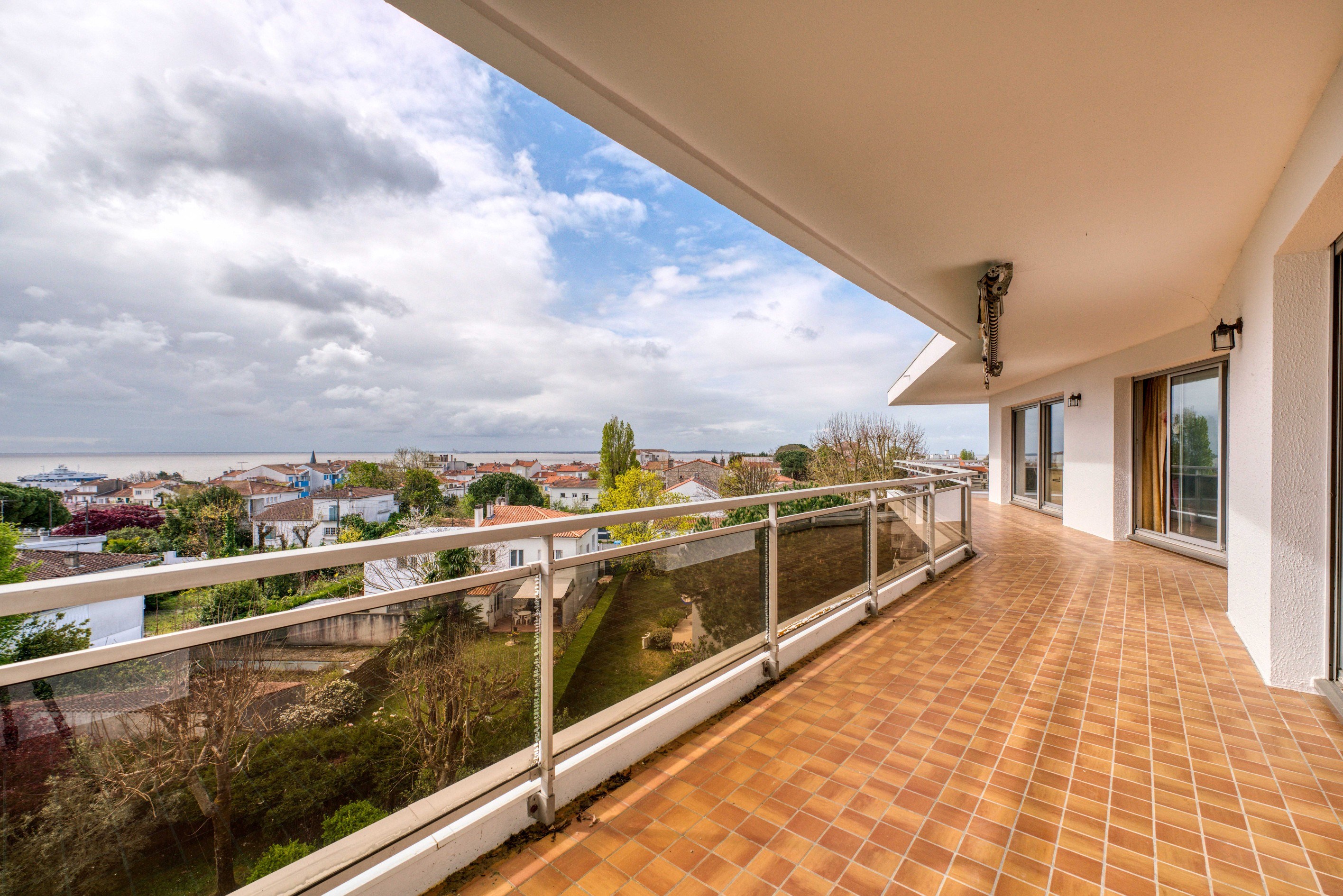  EXCEPTIONAL 230 SQM APARTMENT STEPS FROM TOWN CENTRE OF ROYAN WITH LARGE TERRAC… - 物件實景