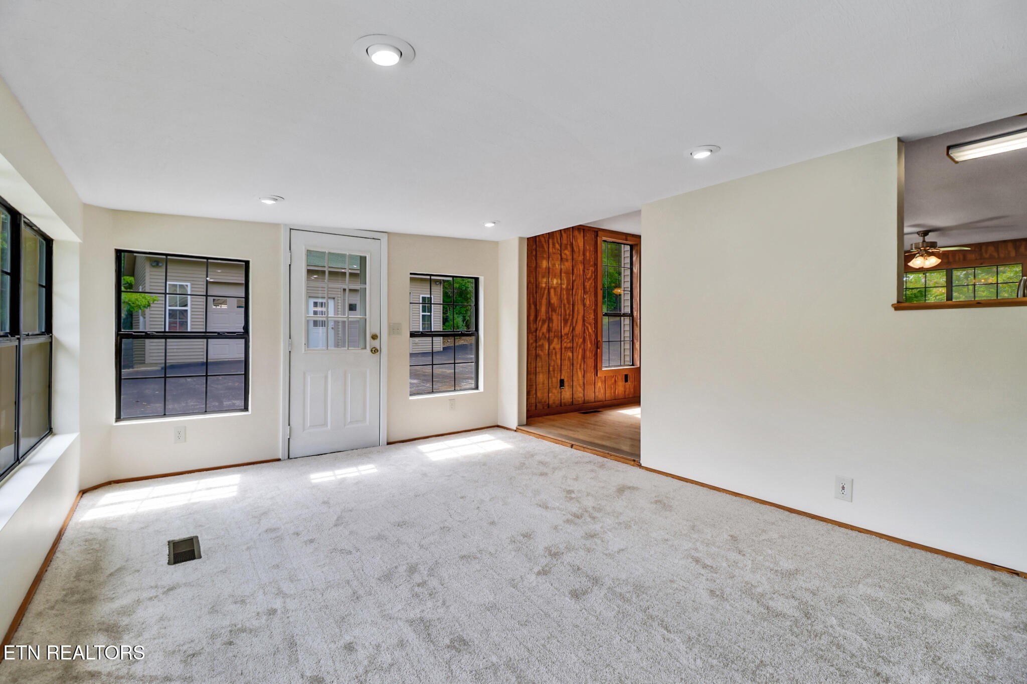 Crossville, Tennessee, 38571, United States, 3 Bedrooms Bedrooms, ,4 BathroomsBathrooms,Residential,For Sale,1979710