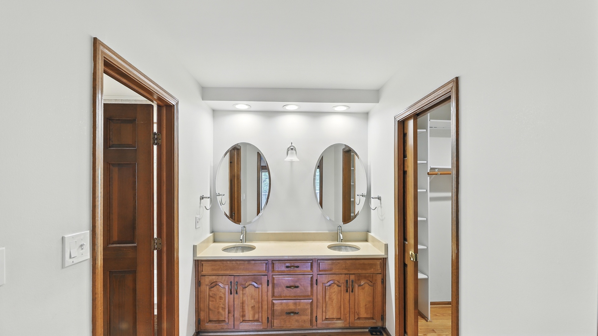 Oak Brook, Illinois, 60523, United States, 5 Bedrooms Bedrooms, ,5 BathroomsBathrooms,Residential,For Sale,1847174