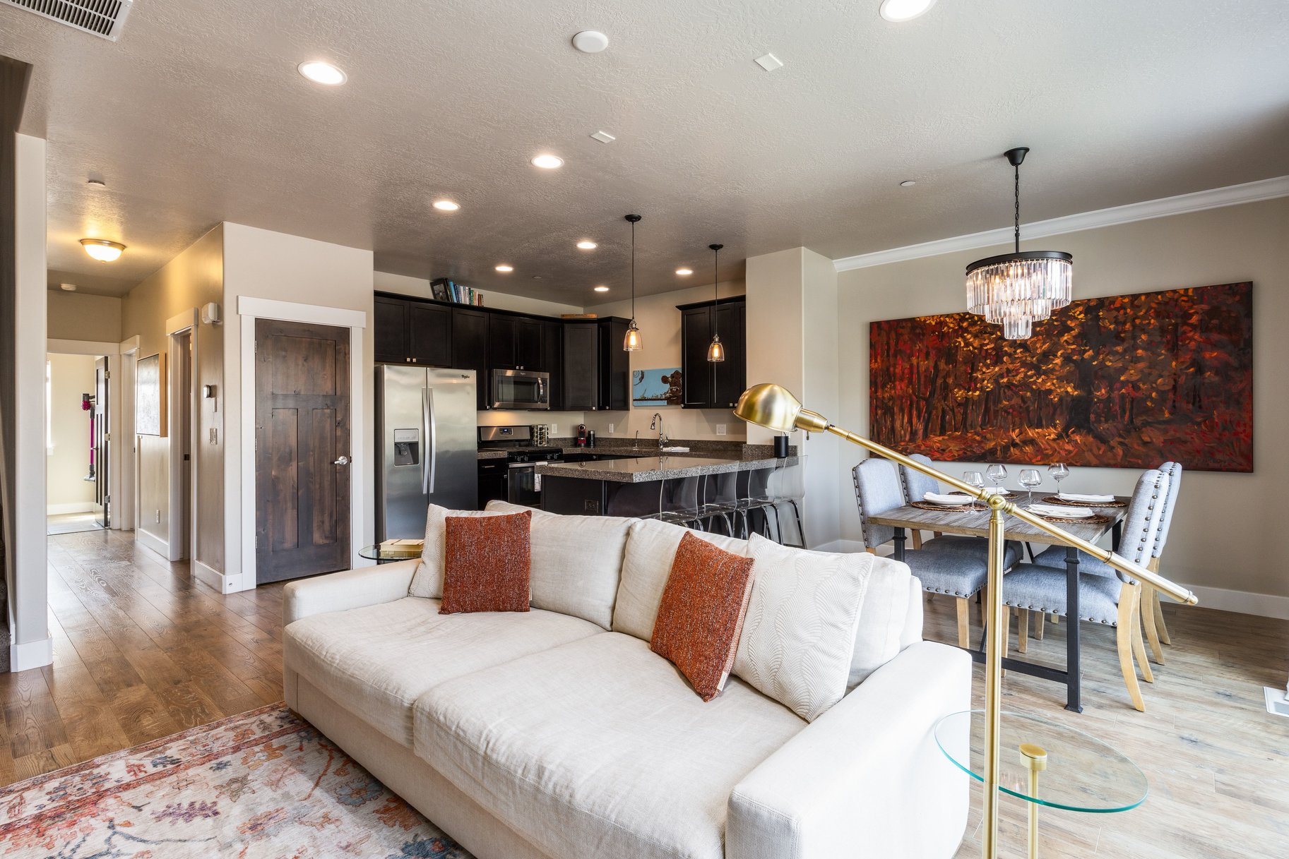  Three Bedroom Townhome with 2-Car Garage Near Trails, Creek, Retail & Golf Club - 物件實景