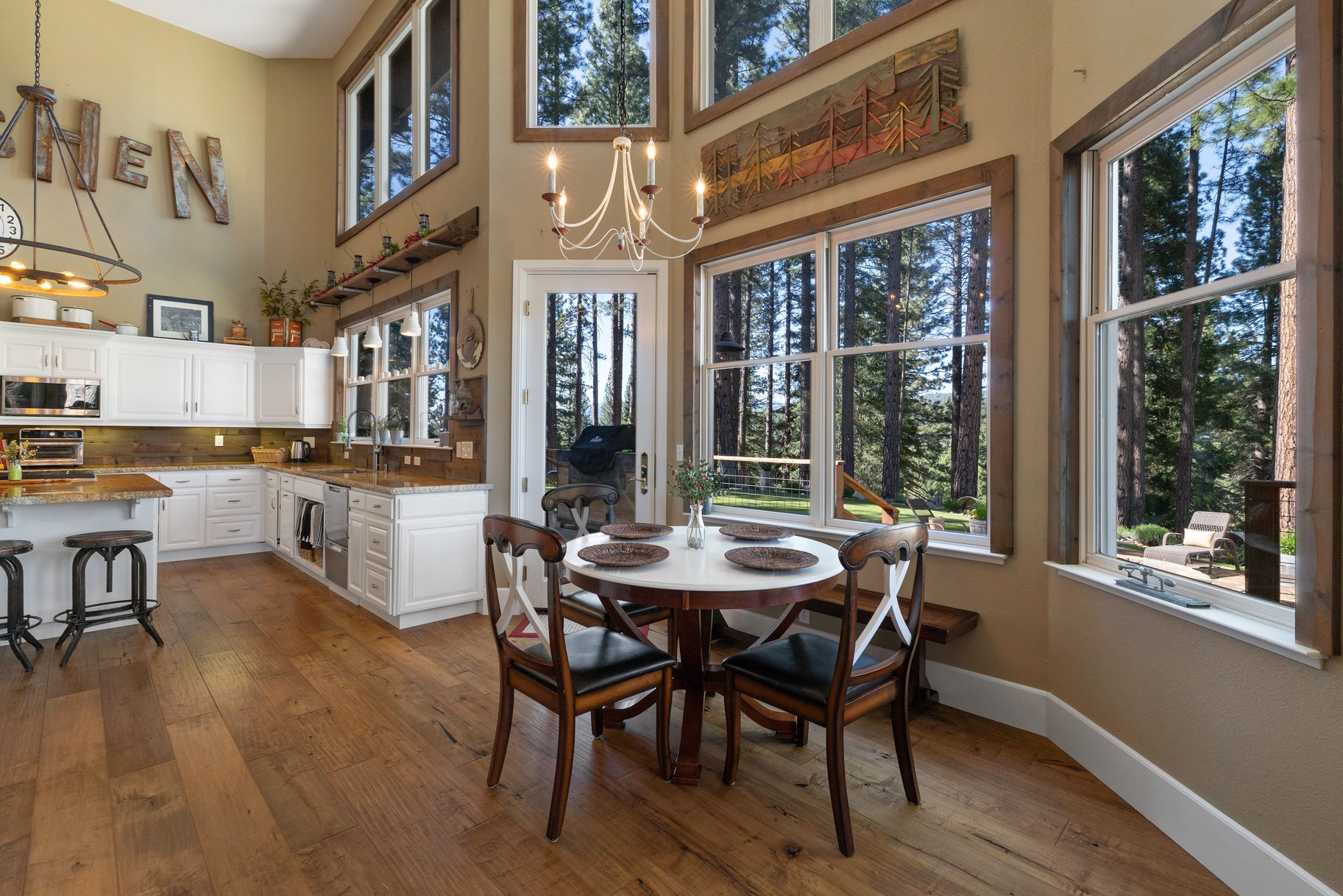  Hilltop Whitehawk Ranch Estate with Sweeping Meadow, Pond & Mountain Views - 物件實景