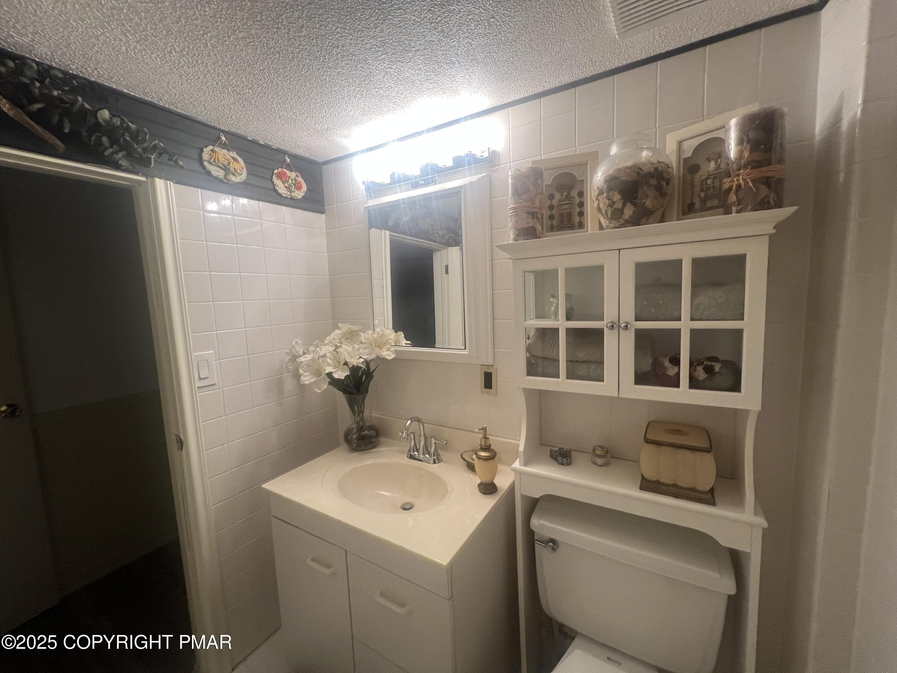 Blakeslee, Pennsylvania, 18610, United States, 4 Bedrooms Bedrooms, ,3 BathroomsBathrooms,Residential,For Sale,1982543