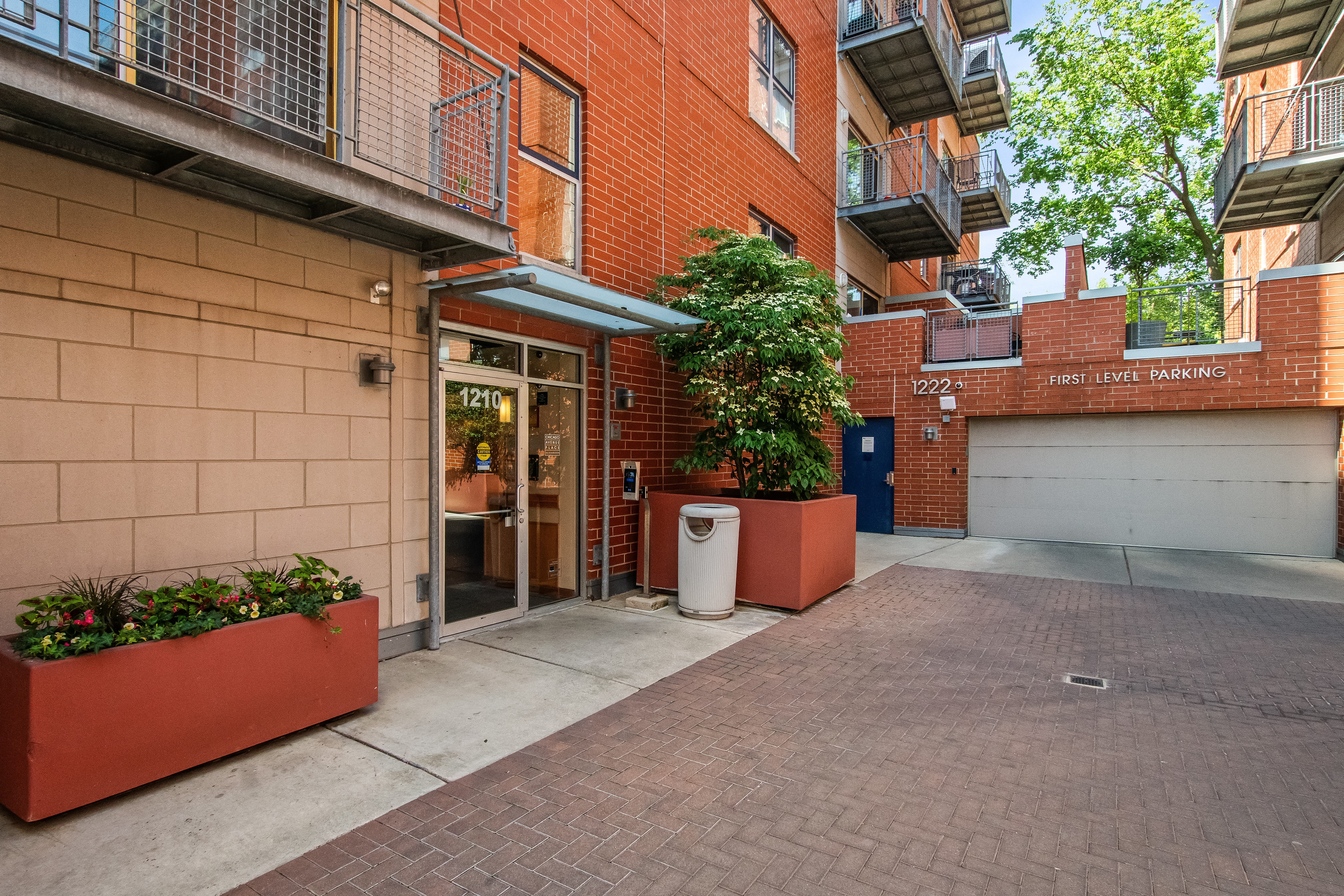  Spacious Unit in Desirable Chicago Avenue Place - 物件實景