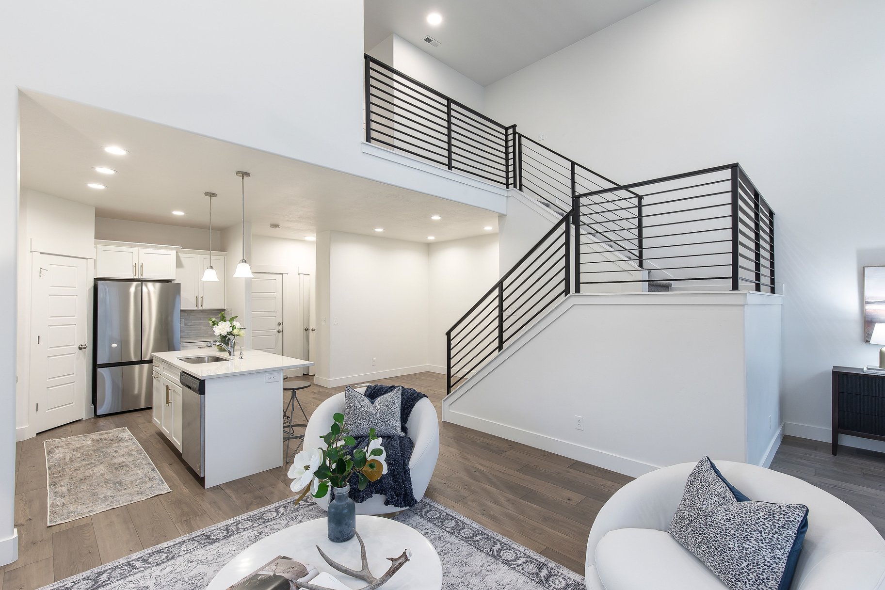  Stylish End-Unit Townhome - 物件實景