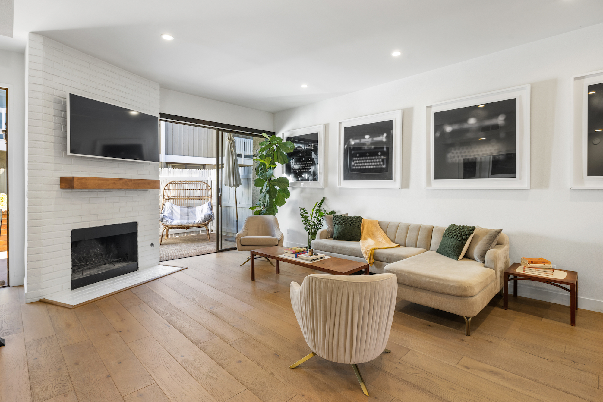 Los Angeles, California, 90025, United States, 2 Bedrooms Bedrooms, ,3 BathroomsBathrooms,Residential,For Sale,1860542