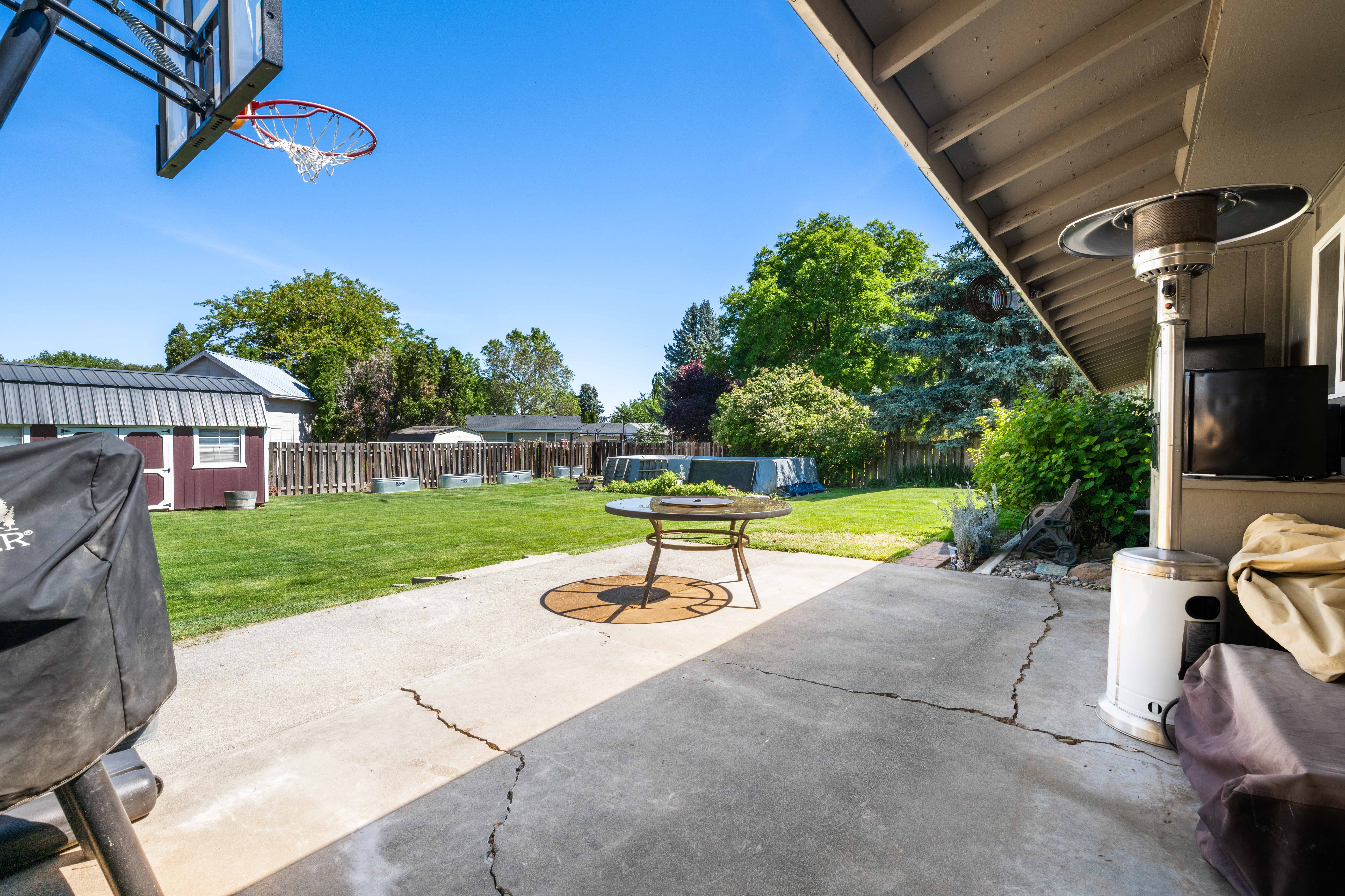  Welcome to this Charming 1-Story Home Situated On a Generous .35 Acre Lot - 物件實景