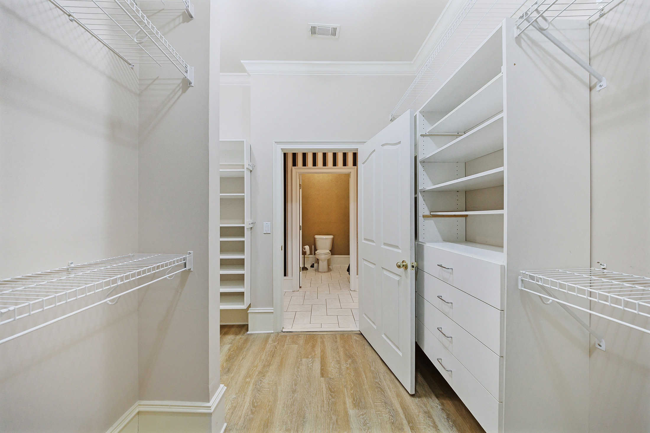  A Rare Opportunity to Own a Developer-Designed Lakefront Estate - 物件實景