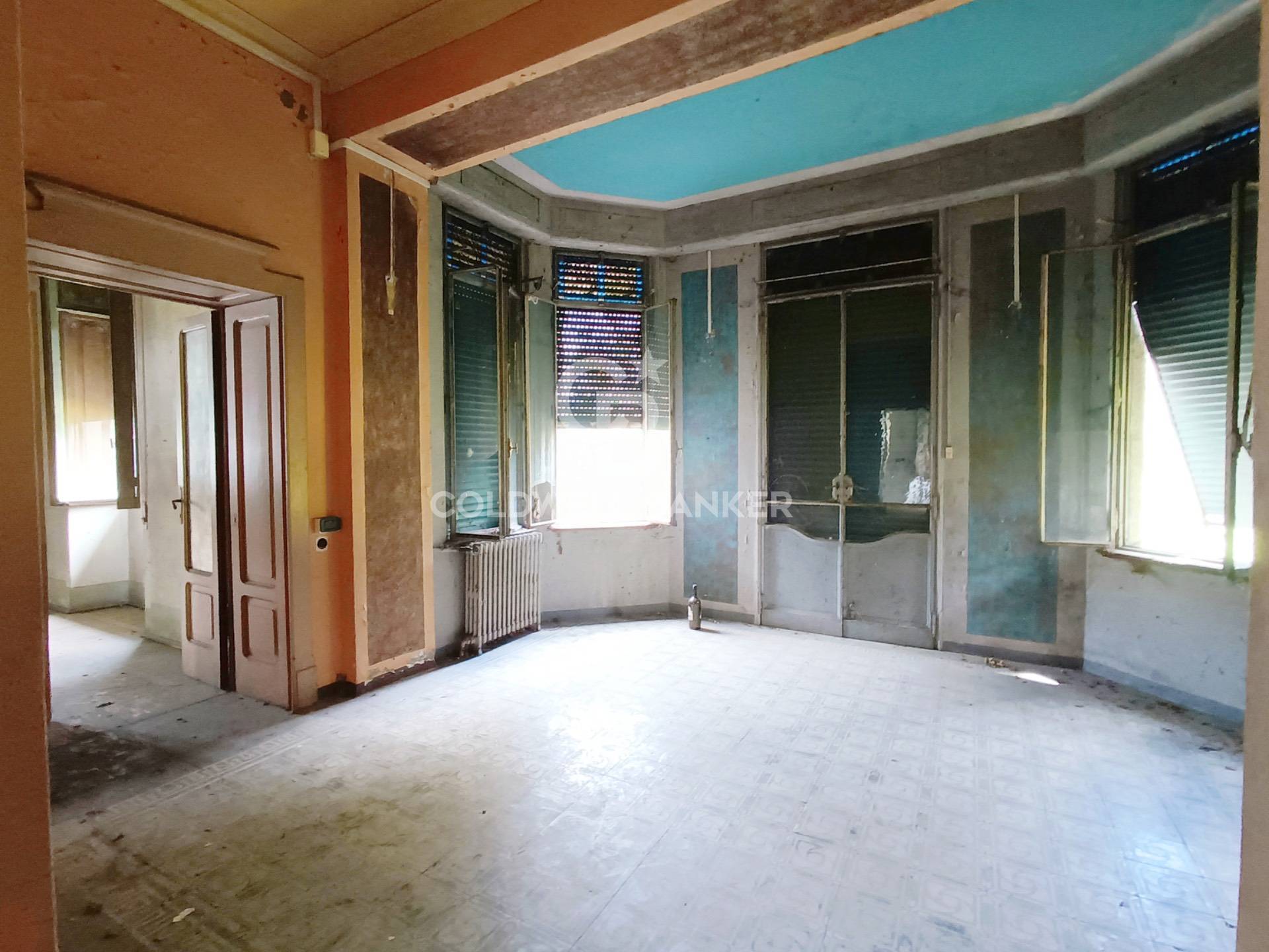 Lovere, Bergamo, 24065, IT, 9 Bedrooms Bedrooms, ,4 BathroomsBathrooms,Residential,For Sale,1796292