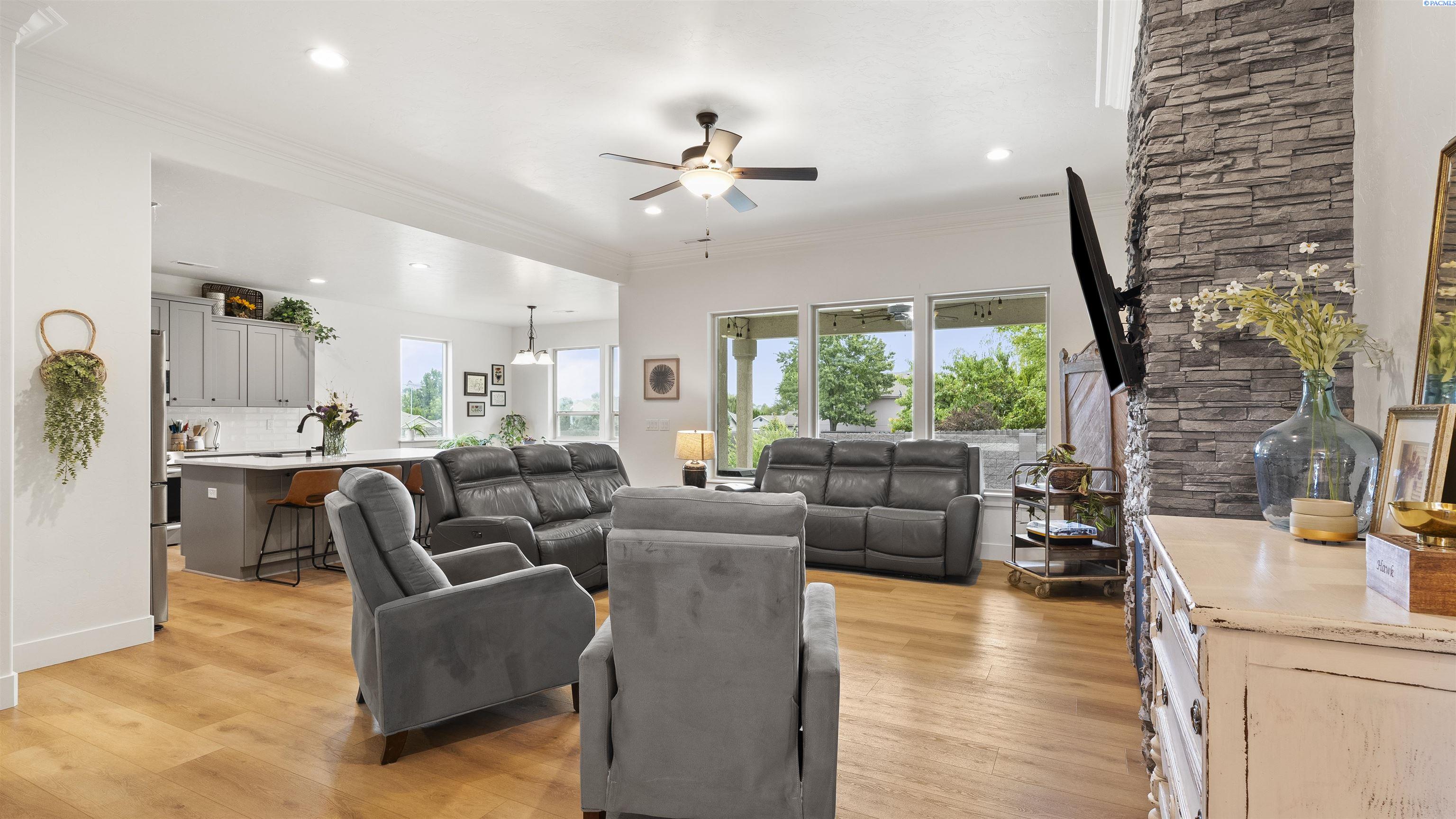 Richland, Washington, 99352, United States, 4 Bedrooms Bedrooms, ,2 BathroomsBathrooms,Residential,For Sale,1906594