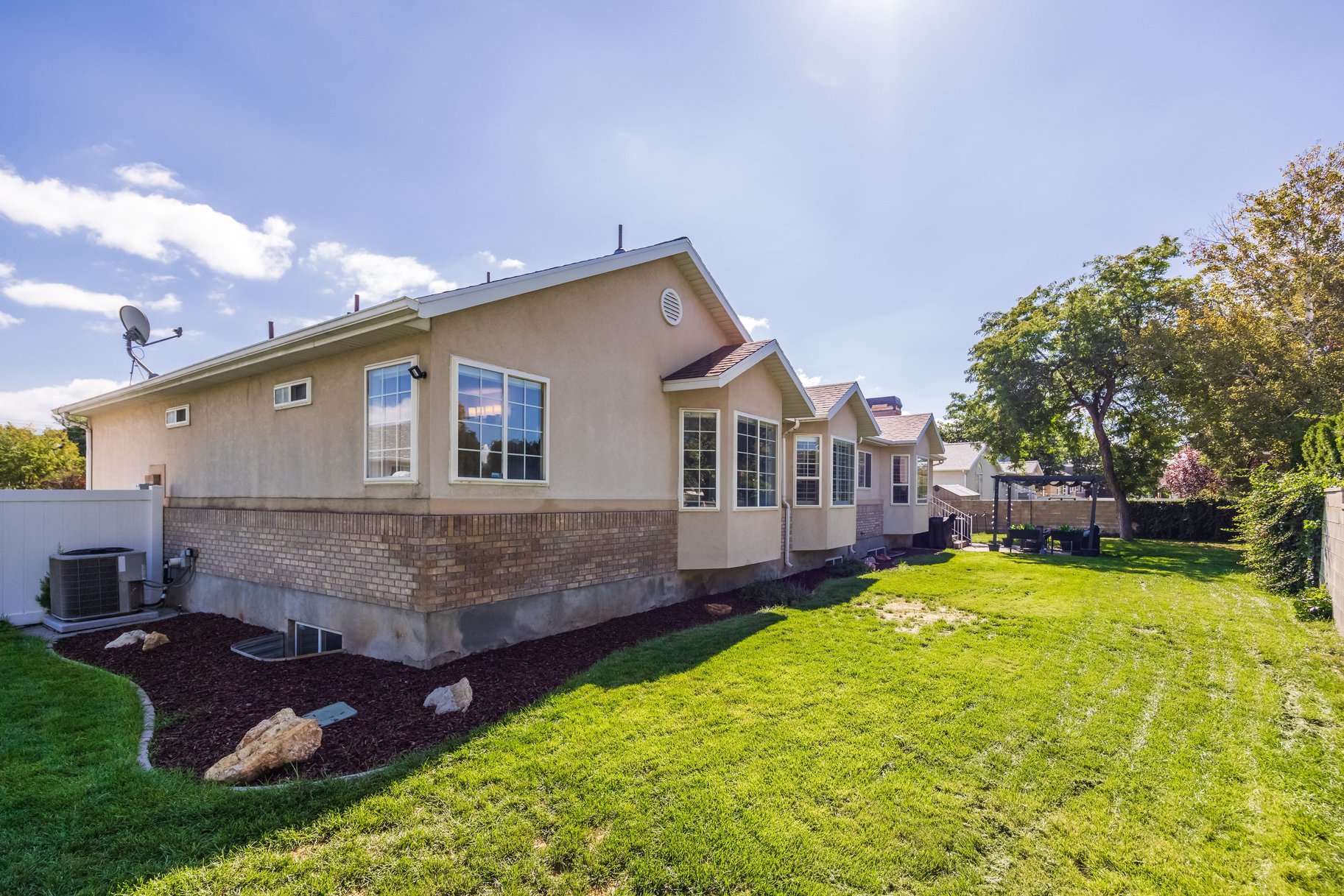  Multigenerational Living in South Jordan: 5 Beds, 2 Kitchens, 0.33-Acre Lot - 物件實景