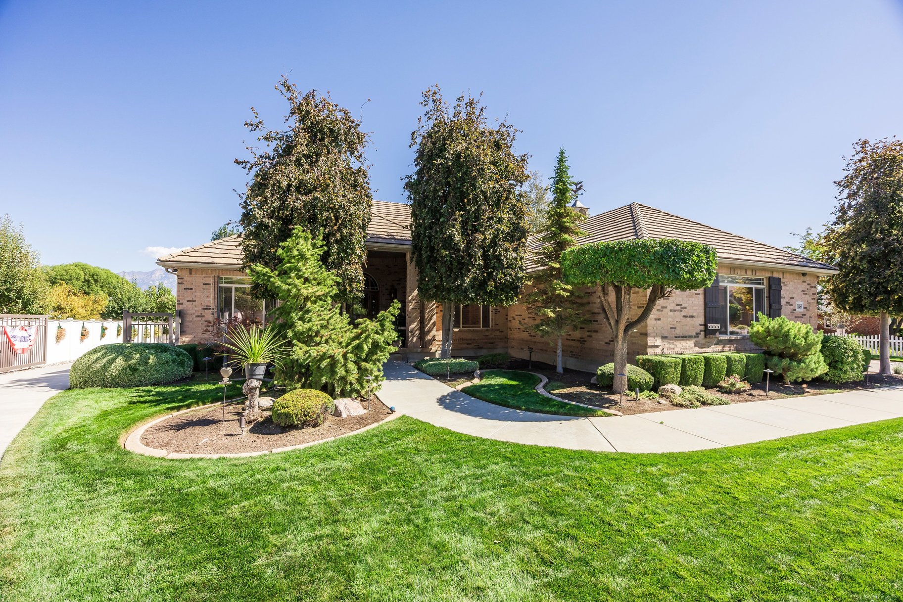  Custom South Jordan Rambler with Koi Pond, RV Parking & ADU Apartment - 物件實景