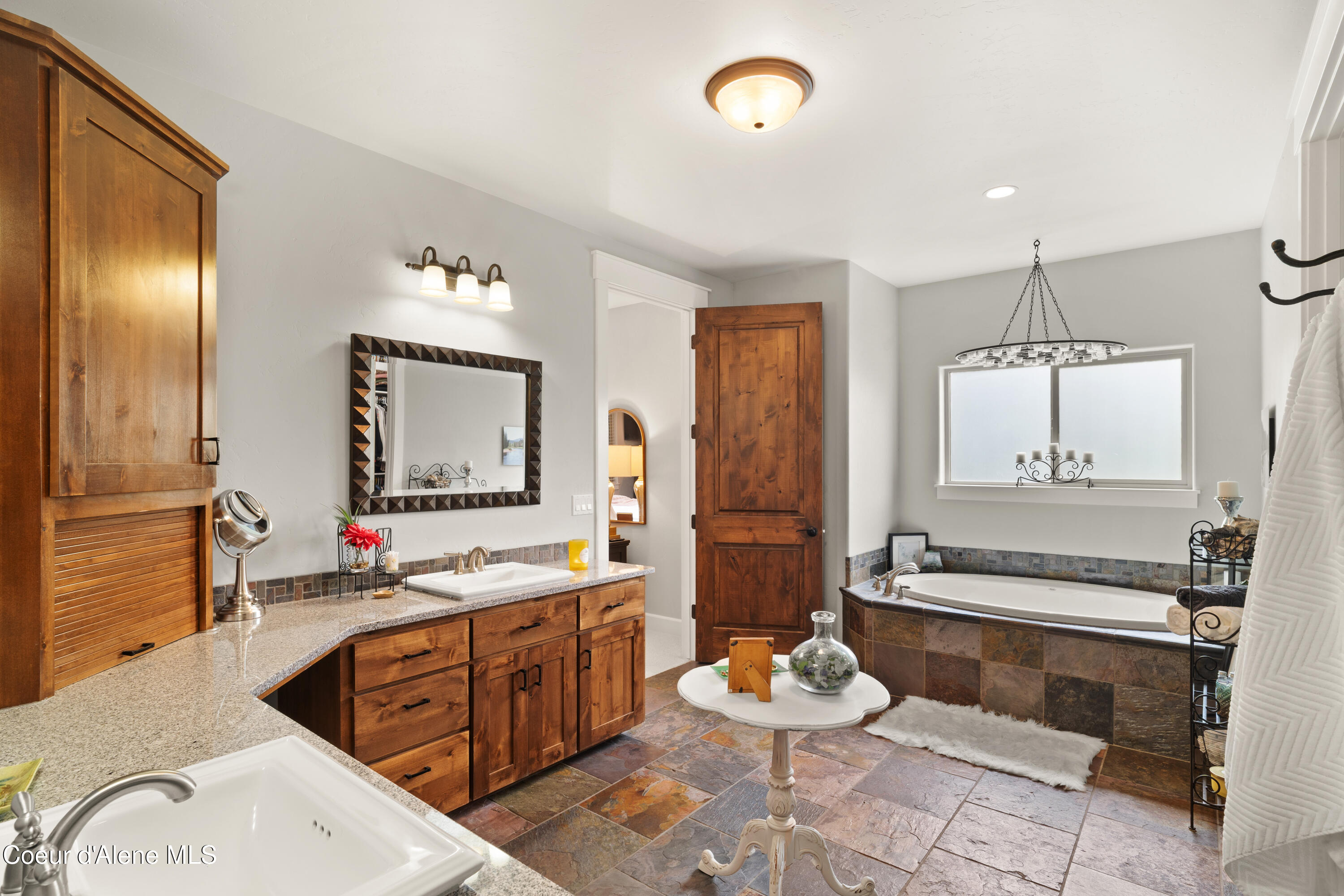 Coeur d'Alene, Idaho, 83815, United States, 5 Bedrooms Bedrooms, ,4 BathroomsBathrooms,Residential,For Sale,2048634