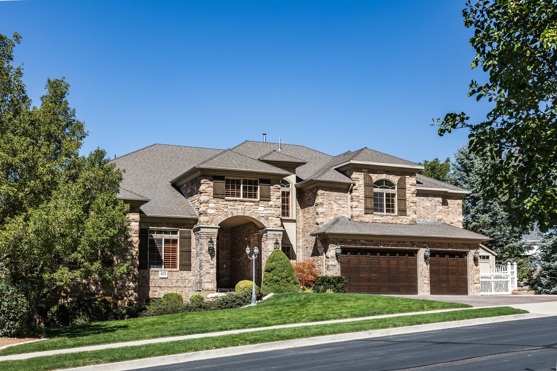  Stately Gated-Community Estate on Nearly Half an Acre: Vaulted Ceilings, Valley - 物件實景