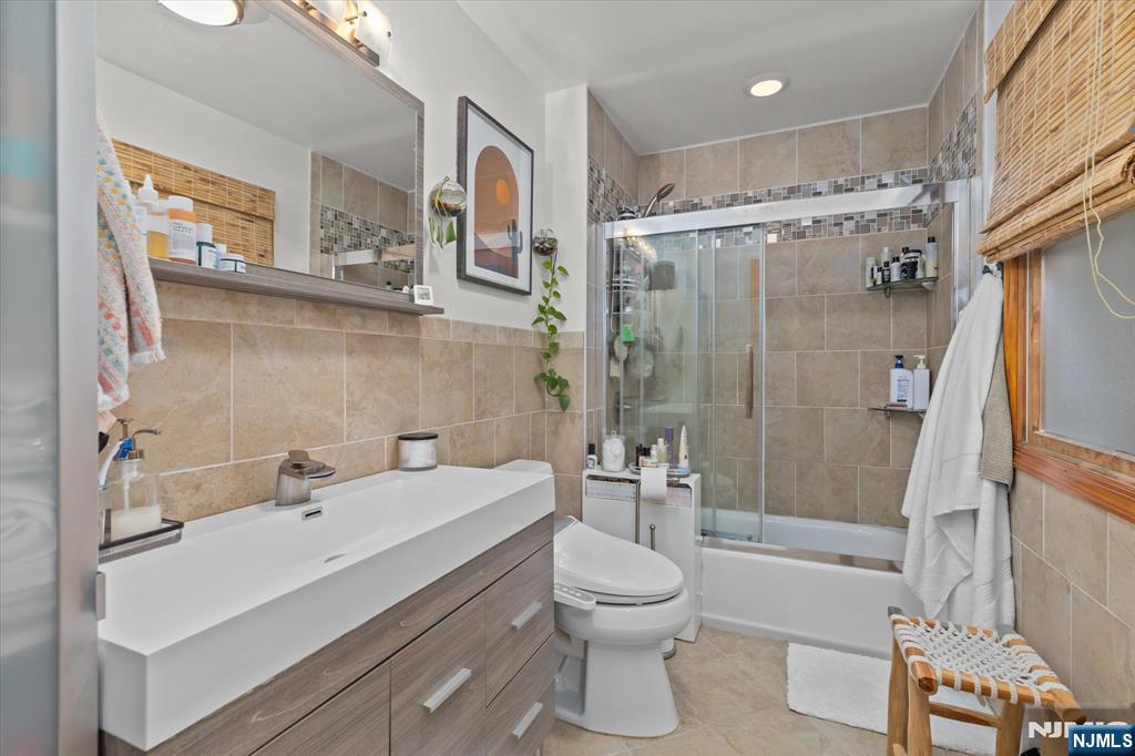 Lyndhurst, New Jersey, 07071, United States, 3 Bedrooms Bedrooms, ,2 BathroomsBathrooms,Residential,For Sale,1945012