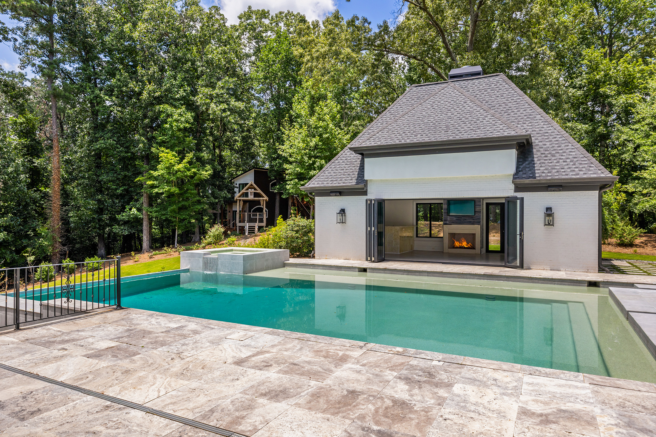  Exceptional Gated Estate with Resort-caliber Grounds - 物件實景