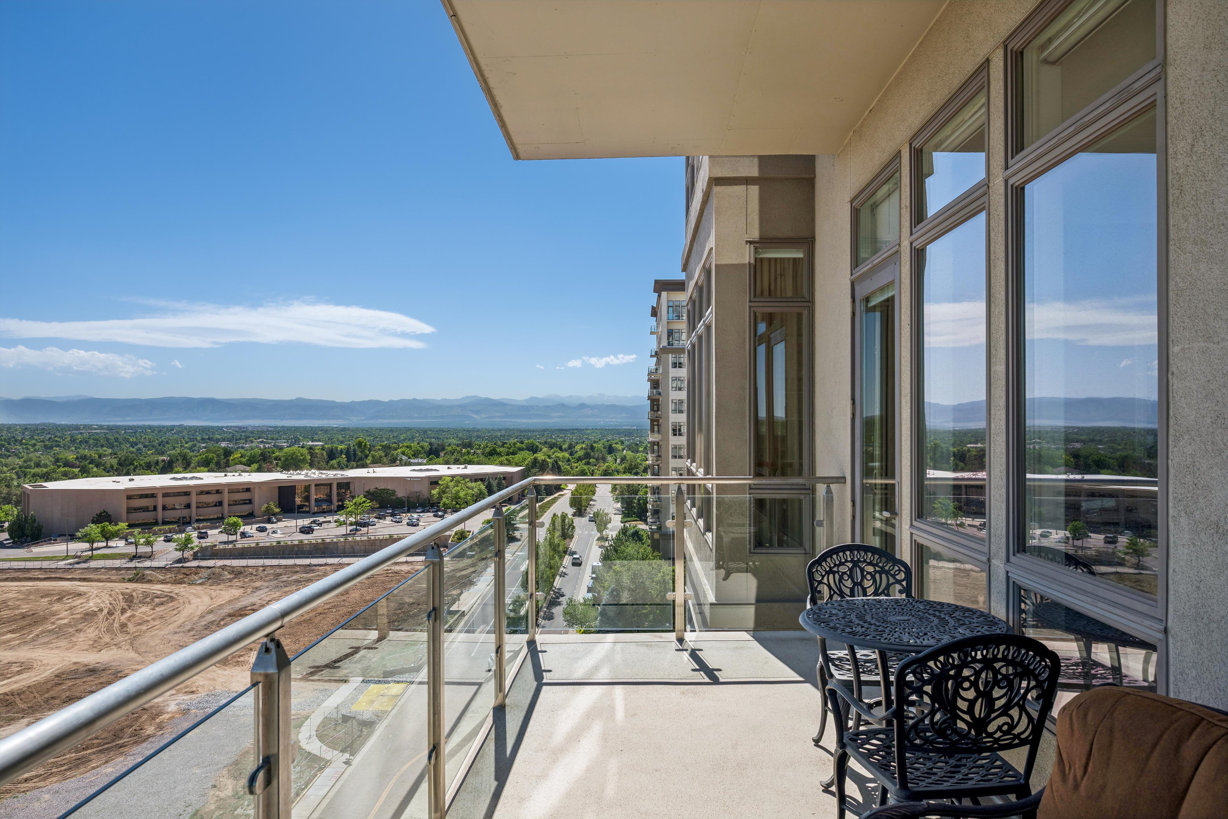  Fantastic 2 Bed/2 Bath End Unit Offering Panoramic Views - 物件實景