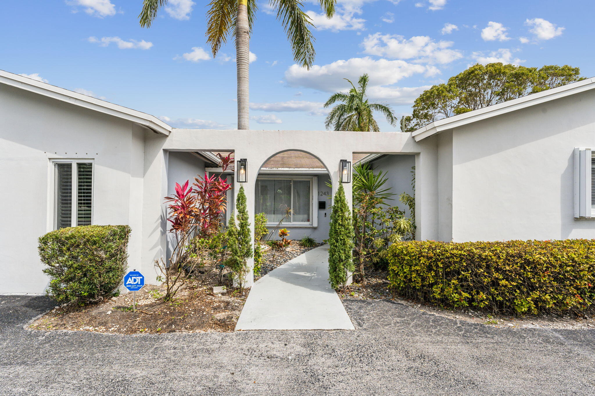 Hollywood, Florida, 33019, United States, 4 Bedrooms Bedrooms, ,3 BathroomsBathrooms,Residential,For Sale,1934699