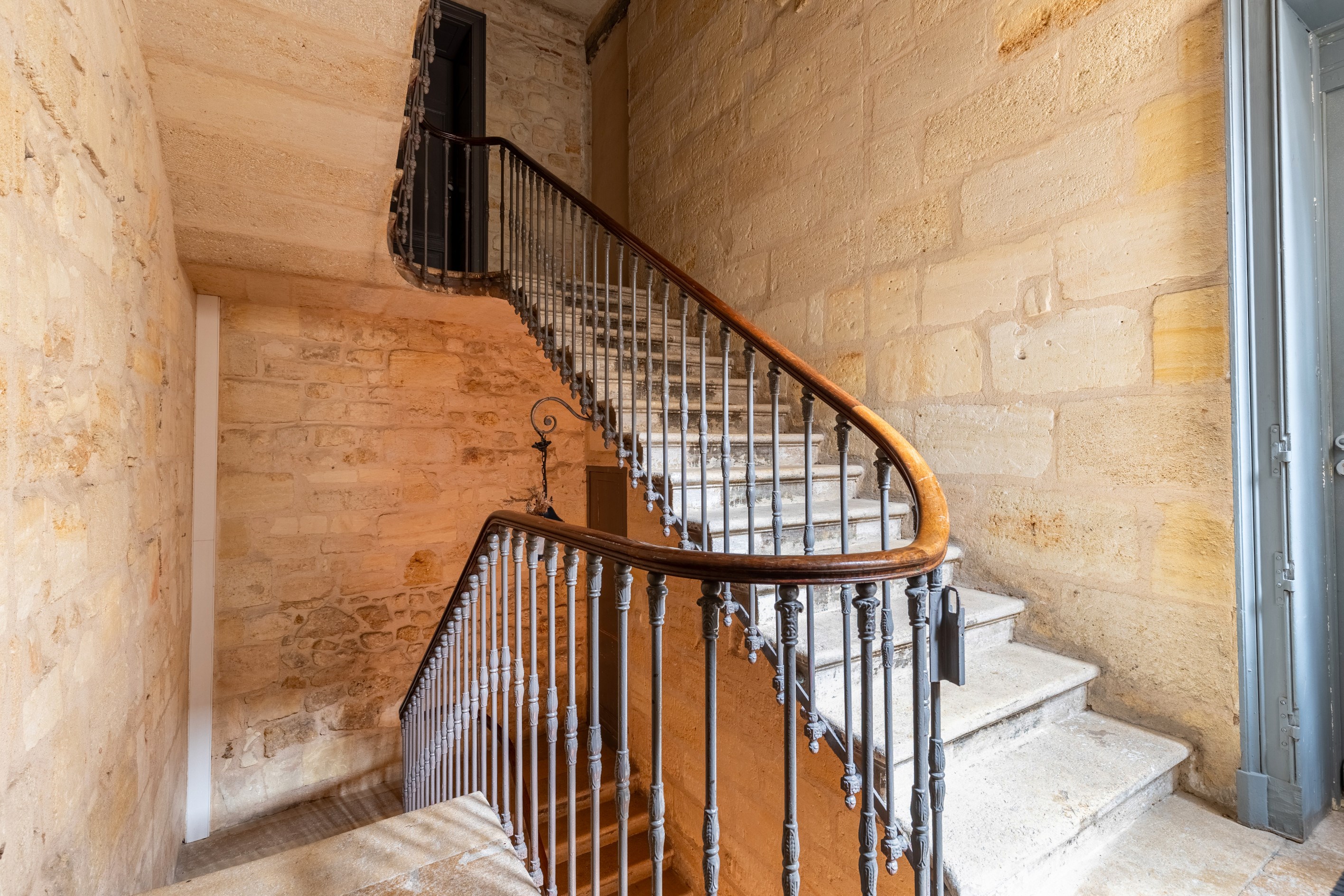  CHARTRONS – EXCEPTIONAL APARTMENT WITH VIEWS OF THE GARONNE AND PRIVATE TERRACE - 物件實景