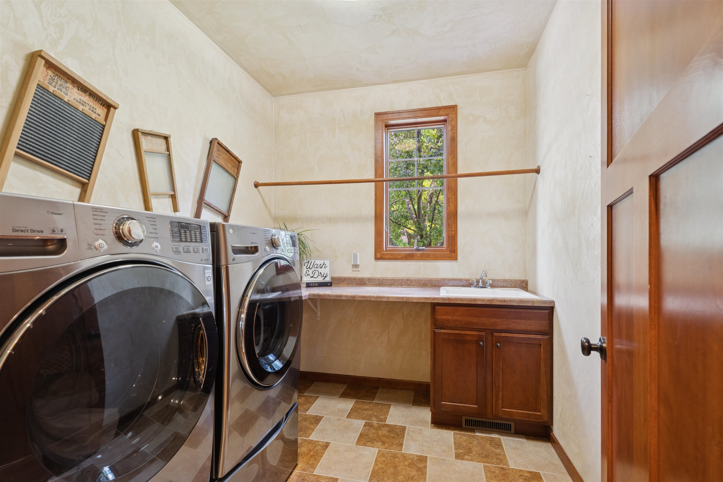 APPLETON, Wisconsin, 54913, United States, 4 Bedrooms Bedrooms, ,4 BathroomsBathrooms,Residential,For Sale,1942240