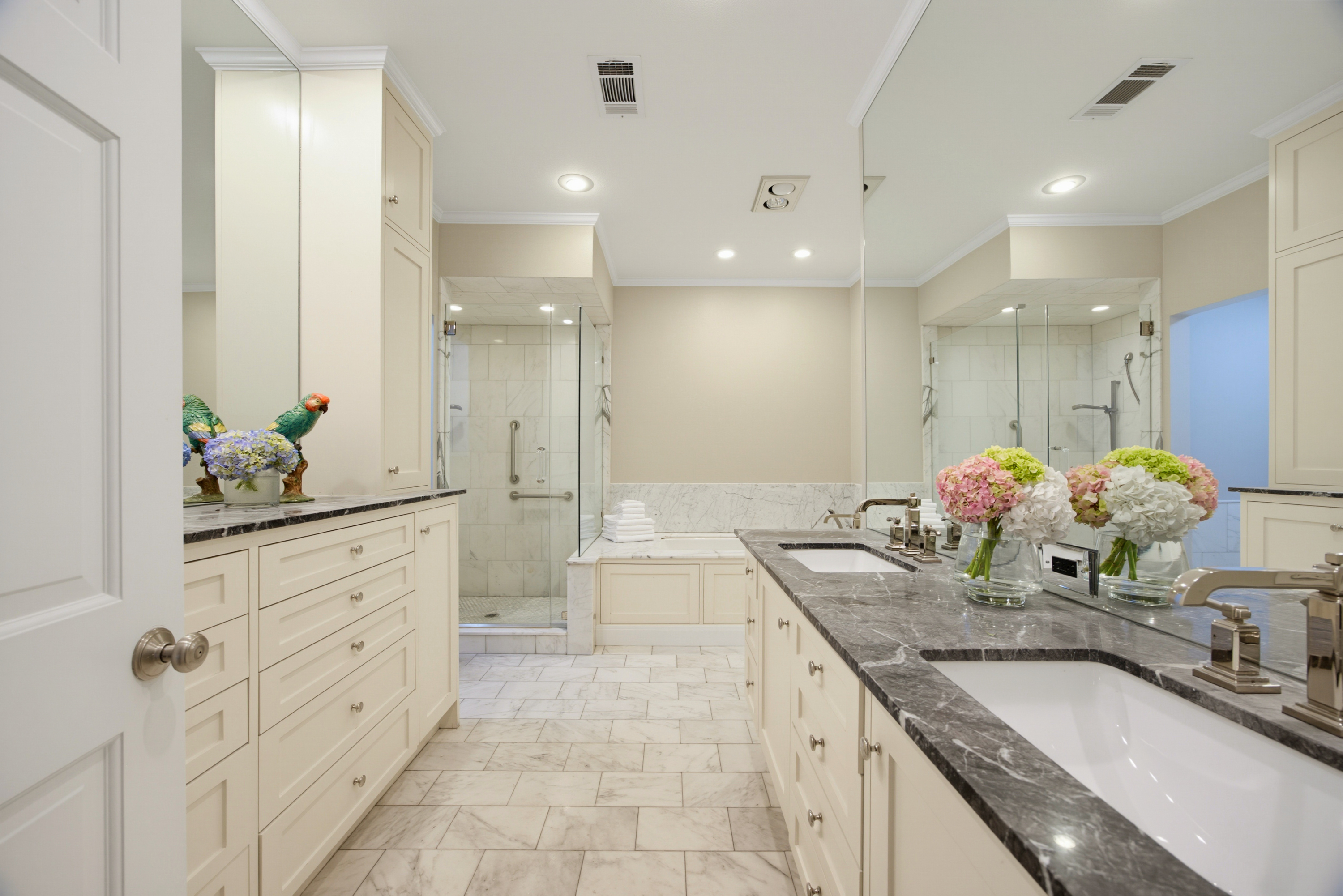  Highland Park Fabulous Three Bedroom Corner Condo at The Savoy, HPISD - 物件實景