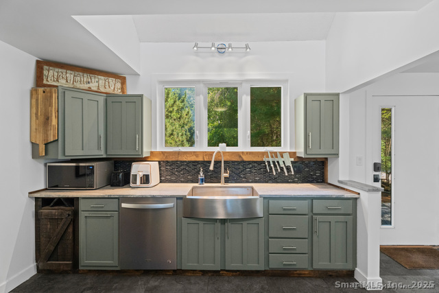 Killingly, Connecticut, 06239, United States, 2 Bedrooms Bedrooms, ,2 BathroomsBathrooms,Residential,For Sale,2000954