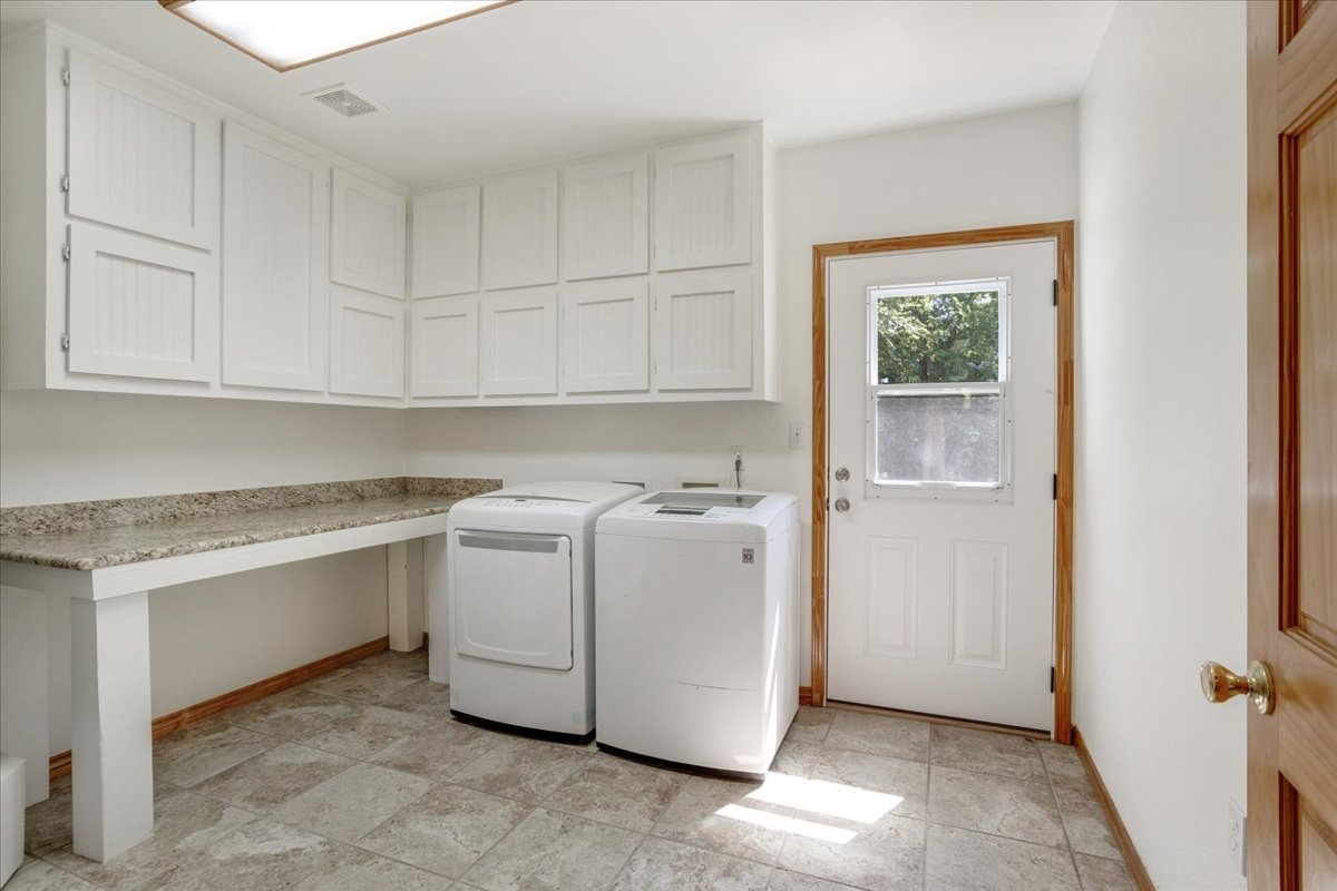 Bonham, Texas, 75418, United States, 6 Bedrooms Bedrooms, ,3 BathroomsBathrooms,Residential,For Sale,1983606