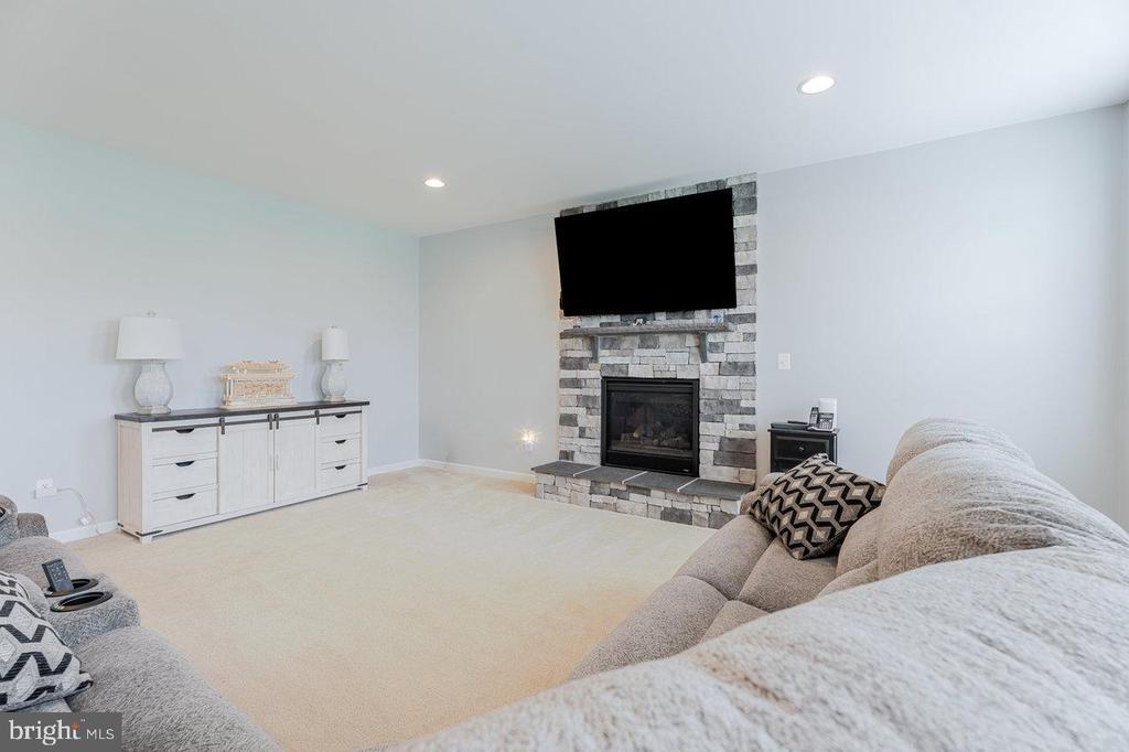 Charles Town, West Virginia, 25414, United States, 4 Bedrooms Bedrooms, ,5 BathroomsBathrooms,Residential,For Sale,1965453