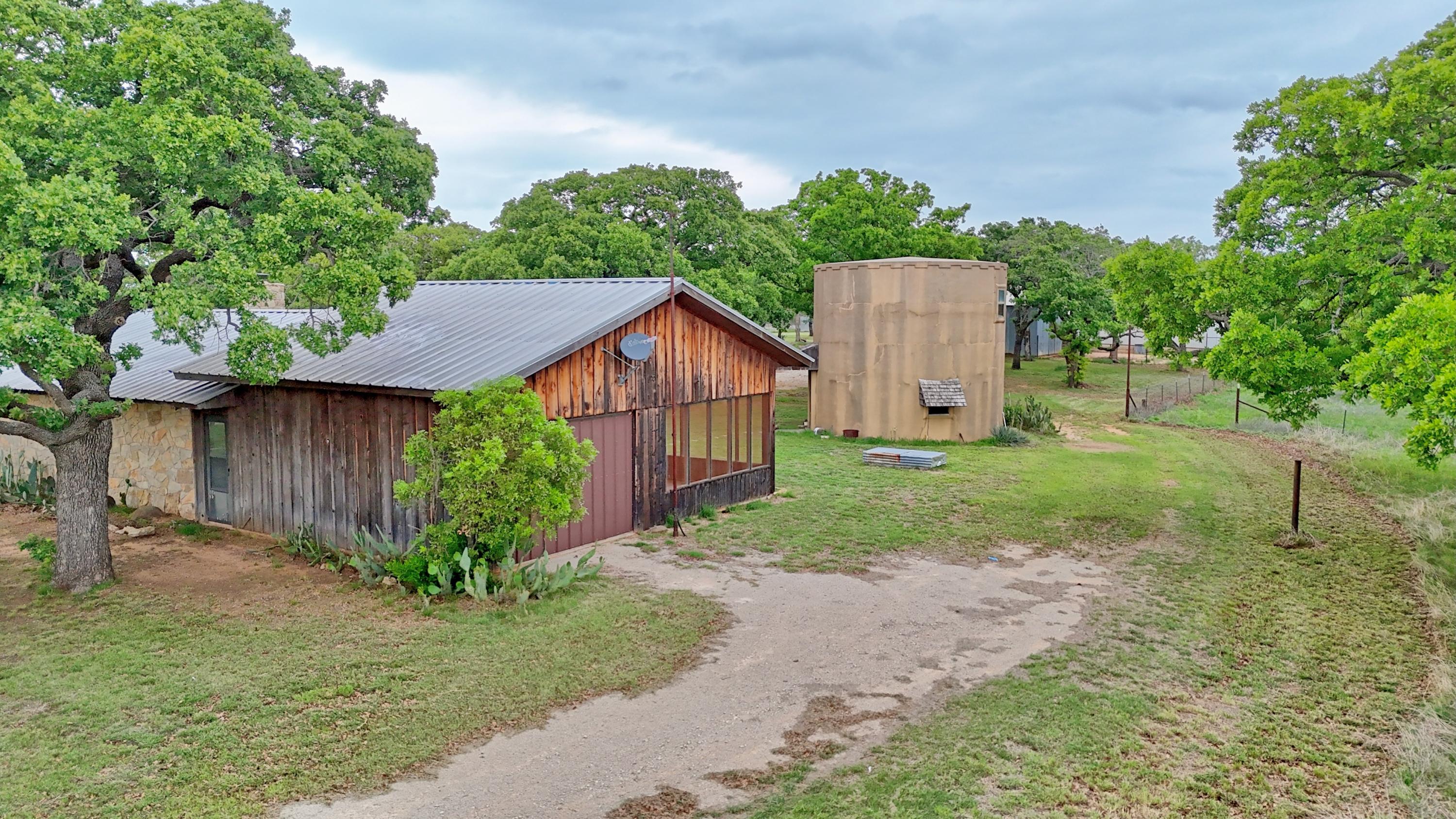  Ranch Style Rock Home on Private 80 Acres - 物件實景