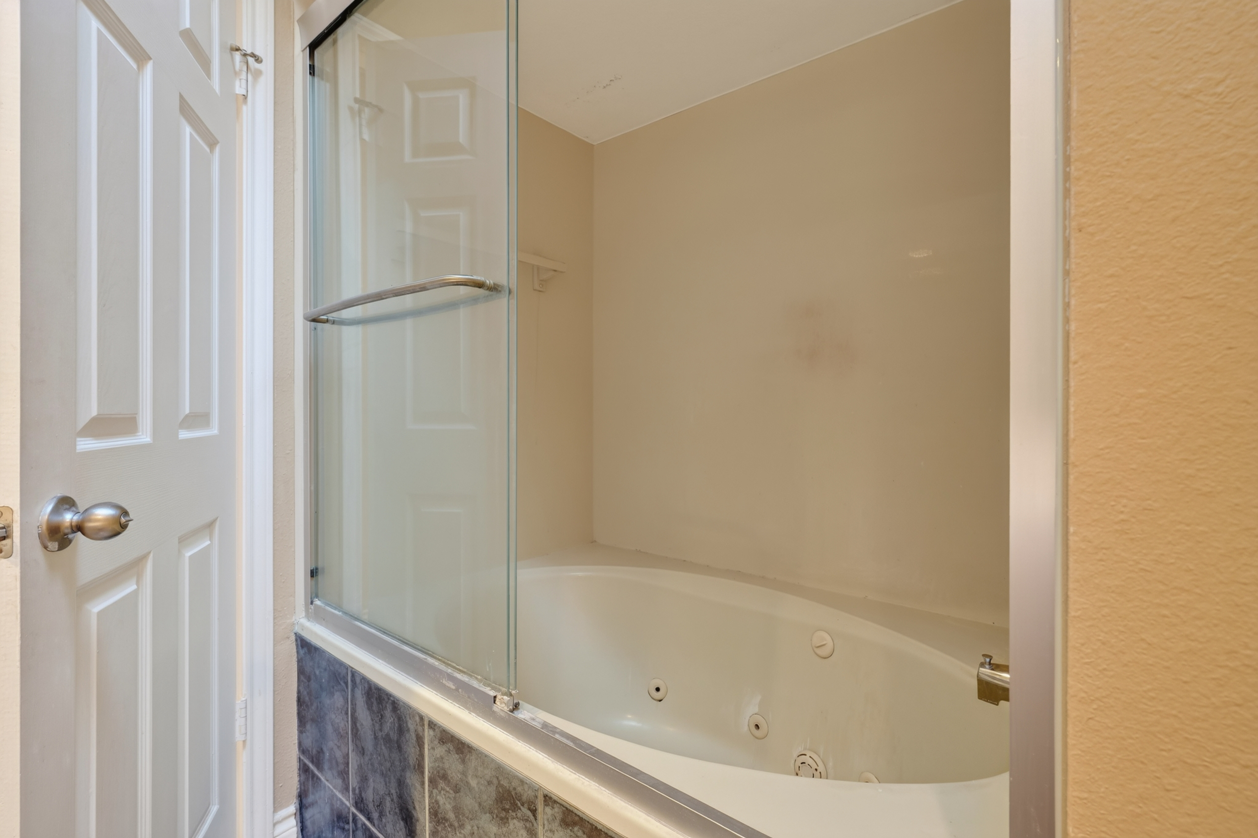  Desirable One-Level Condo with Pool Views - 物件實景