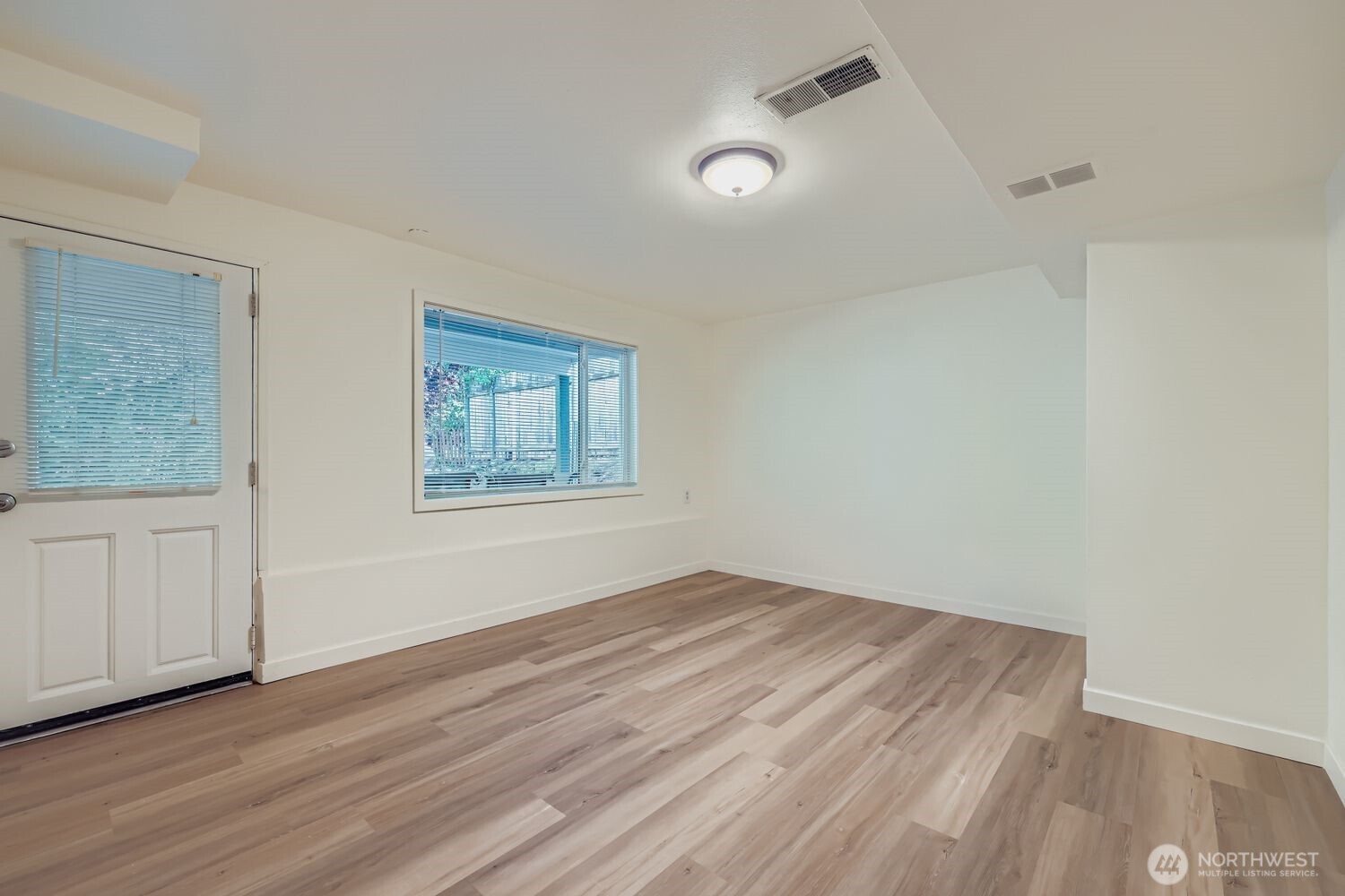 Shoreline, Washington, 98133, United States, 9 Bedrooms Bedrooms, ,1 BathroomBathrooms,Residential,For Sale,1984039