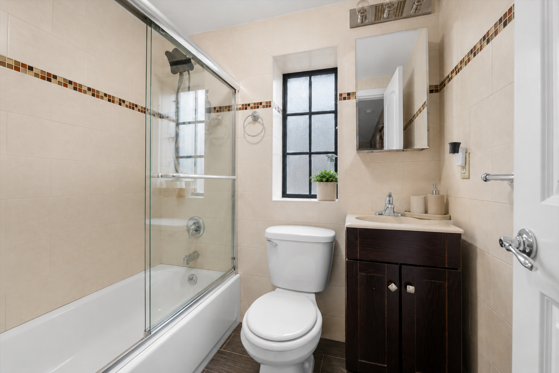  ?RARELY AVAILABLE BRICK TWO FAMILY TOWNHOUSE IN FOREST HILLS GARDENS? - 物件實景