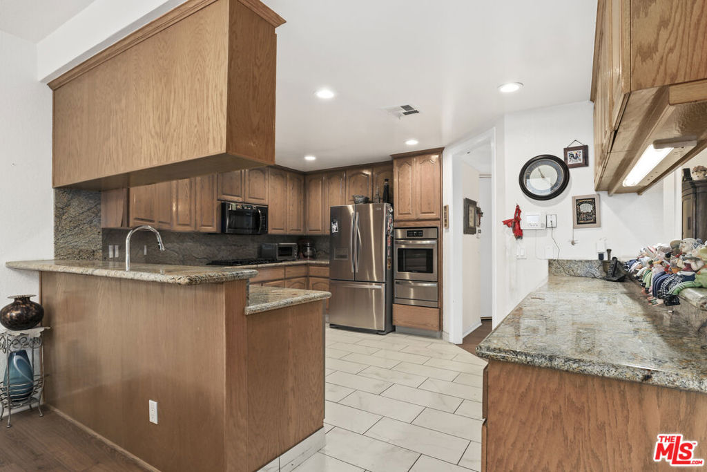 Sherman Oaks, California, 91423, United States, 2 Bedrooms Bedrooms, ,1 BathroomBathrooms,Residential,For Sale,1976281