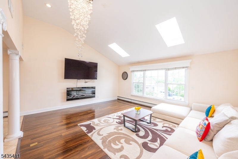 Wayne Twp., New Jersey, 07470, United States, 4 Bedrooms Bedrooms, ,3 BathroomsBathrooms,Residential,For Sale,2049437