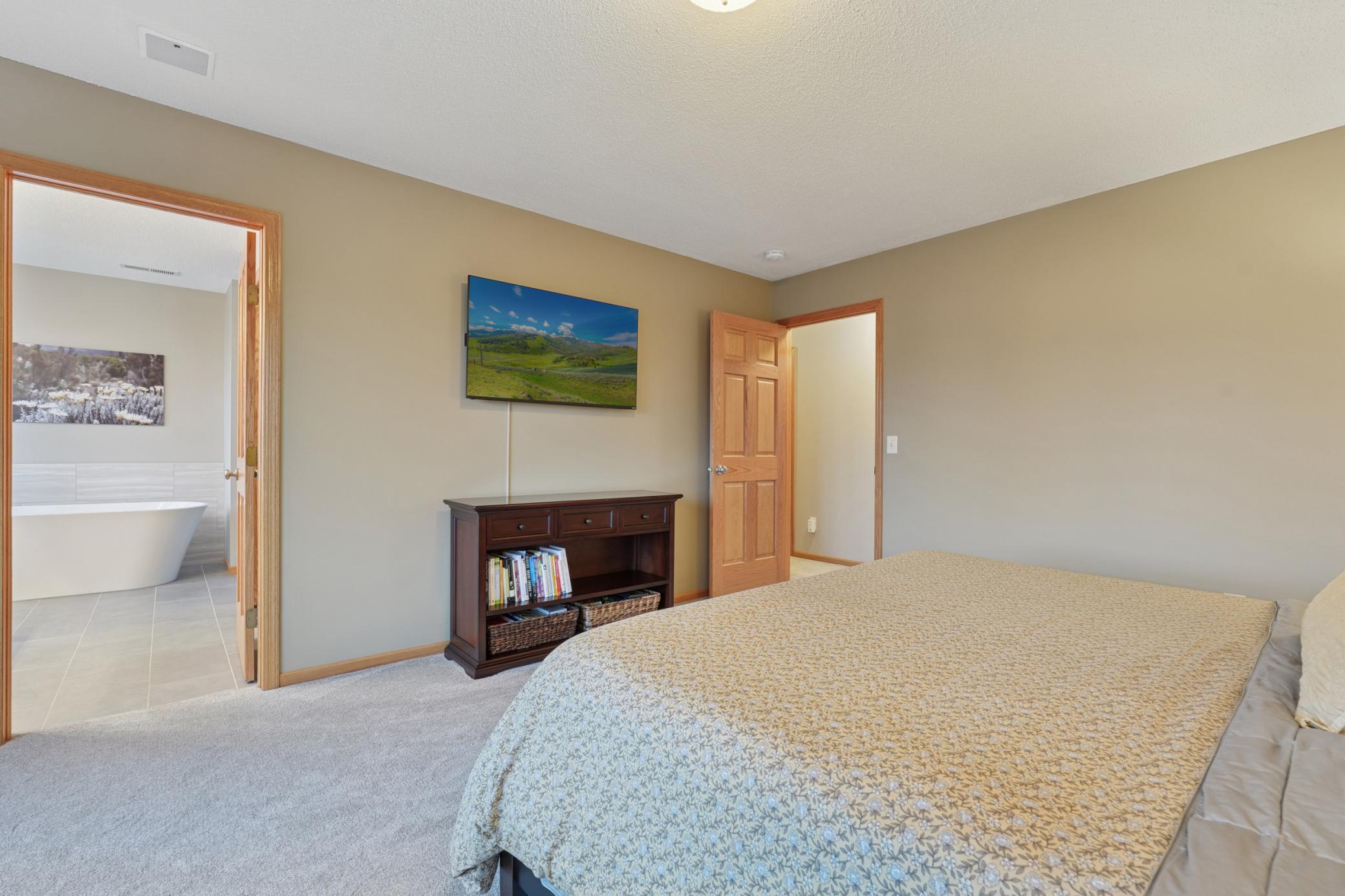 Hudson, Wisconsin, 54016, United States, 5 Bedrooms Bedrooms, ,3 BathroomsBathrooms,Residential,For Sale,1989559