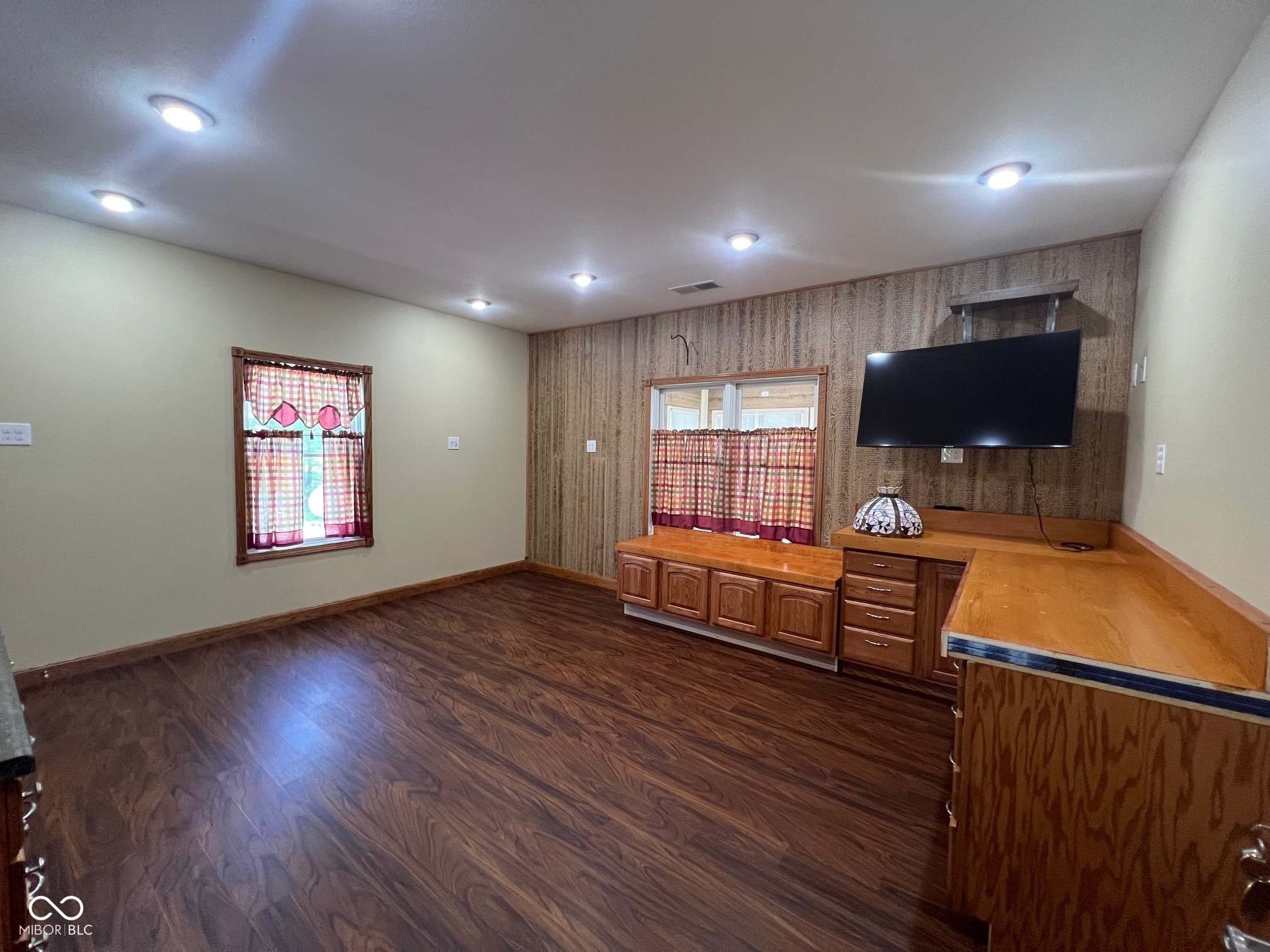 Farmersburg, Indiana, 47850, United States, 3 Bedrooms Bedrooms, ,2 BathroomsBathrooms,Residential,For Sale,1915515