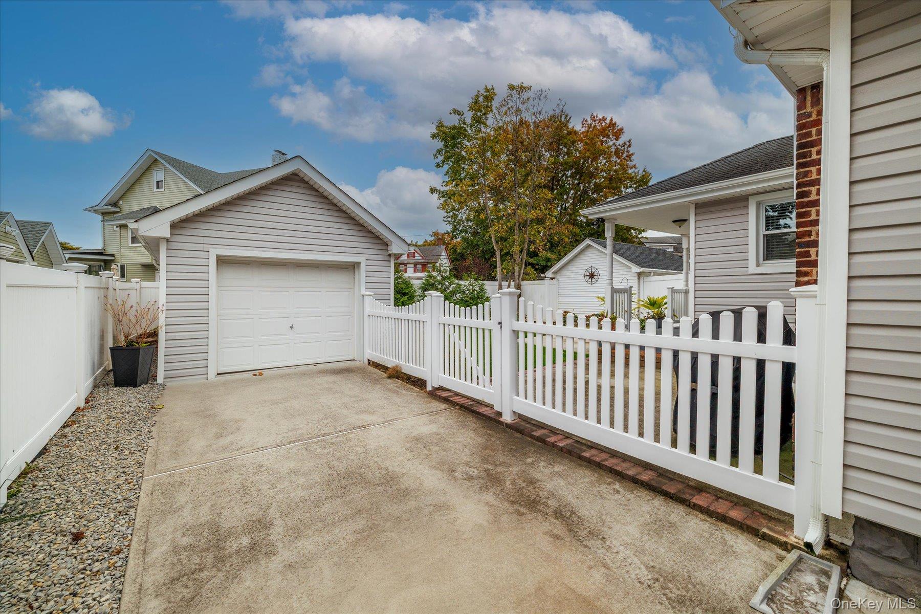 Lynbrook, New York, 11563, United States, 3 Bedrooms Bedrooms, ,2 BathroomsBathrooms,Residential,For Sale,1988362