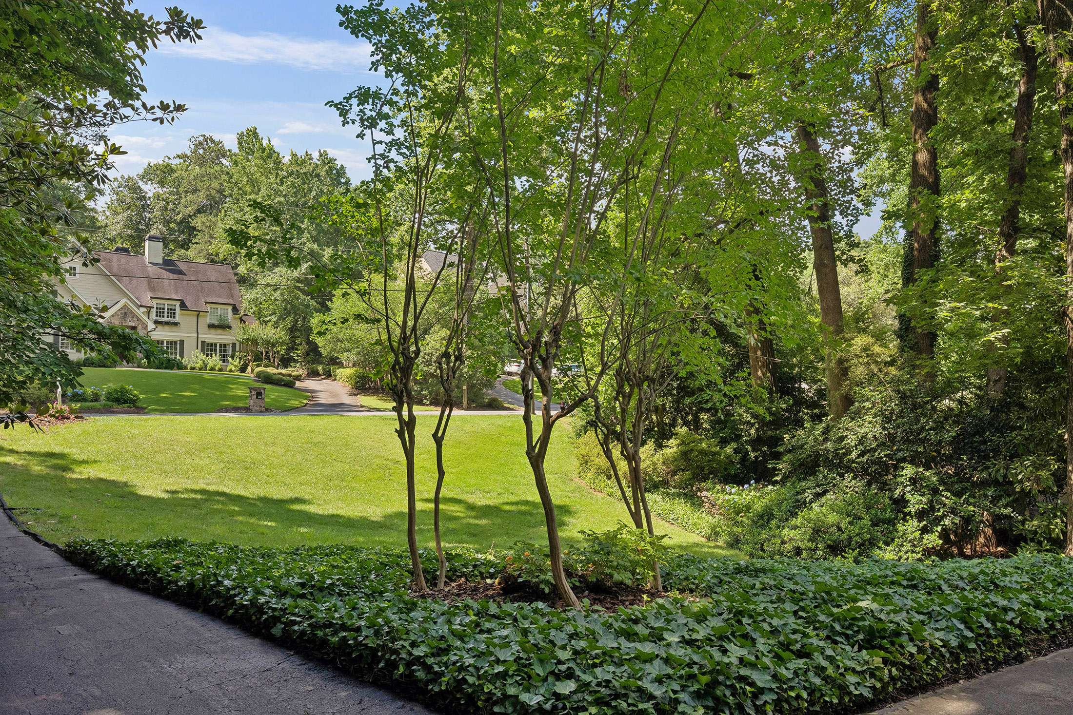  Timeless Character, Generous Living Spaces and a Quiet Cul-de-sac Location - 物件實景