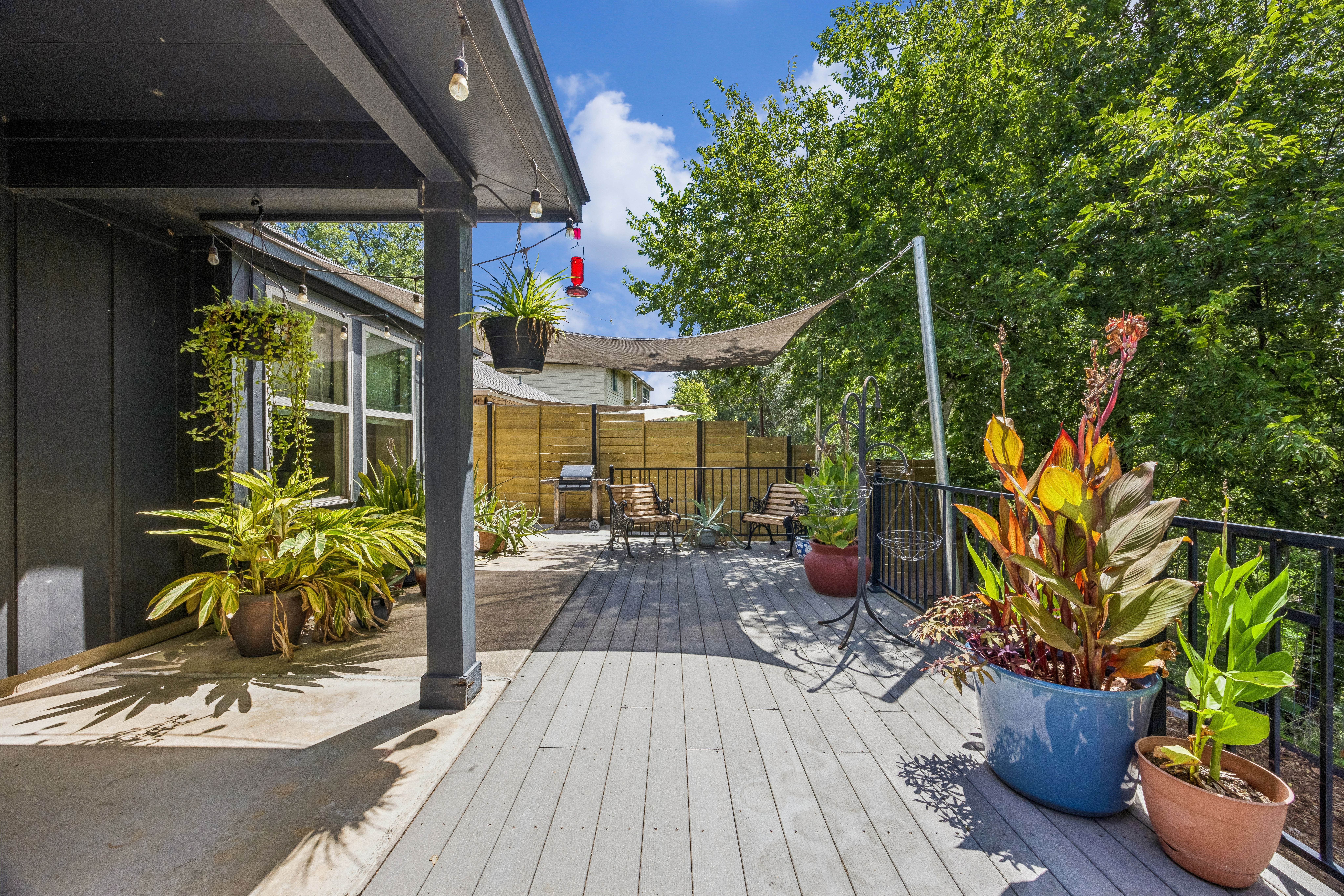  Single-Story Retreat Backing to Greenbelt in Knollwood on the Colorado River - 物件實景