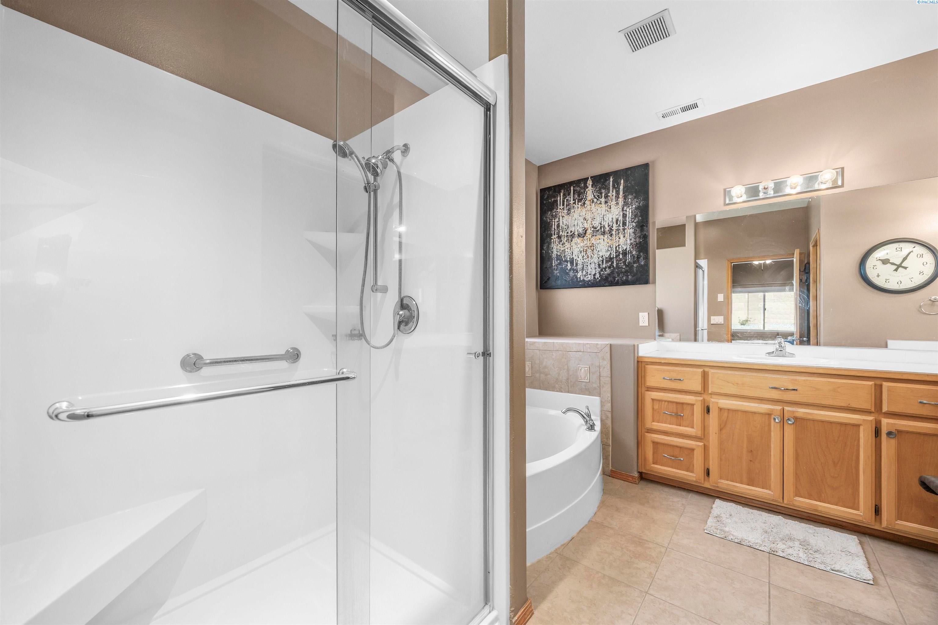 Kennewick, Washington, 99338, United States, 4 Bedrooms Bedrooms, ,2 BathroomsBathrooms,Residential,For Sale,1981833