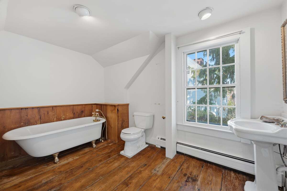 Guilford, Connecticut, 06437, United States, 5 Bedrooms Bedrooms, ,Residential,For Sale,2002504