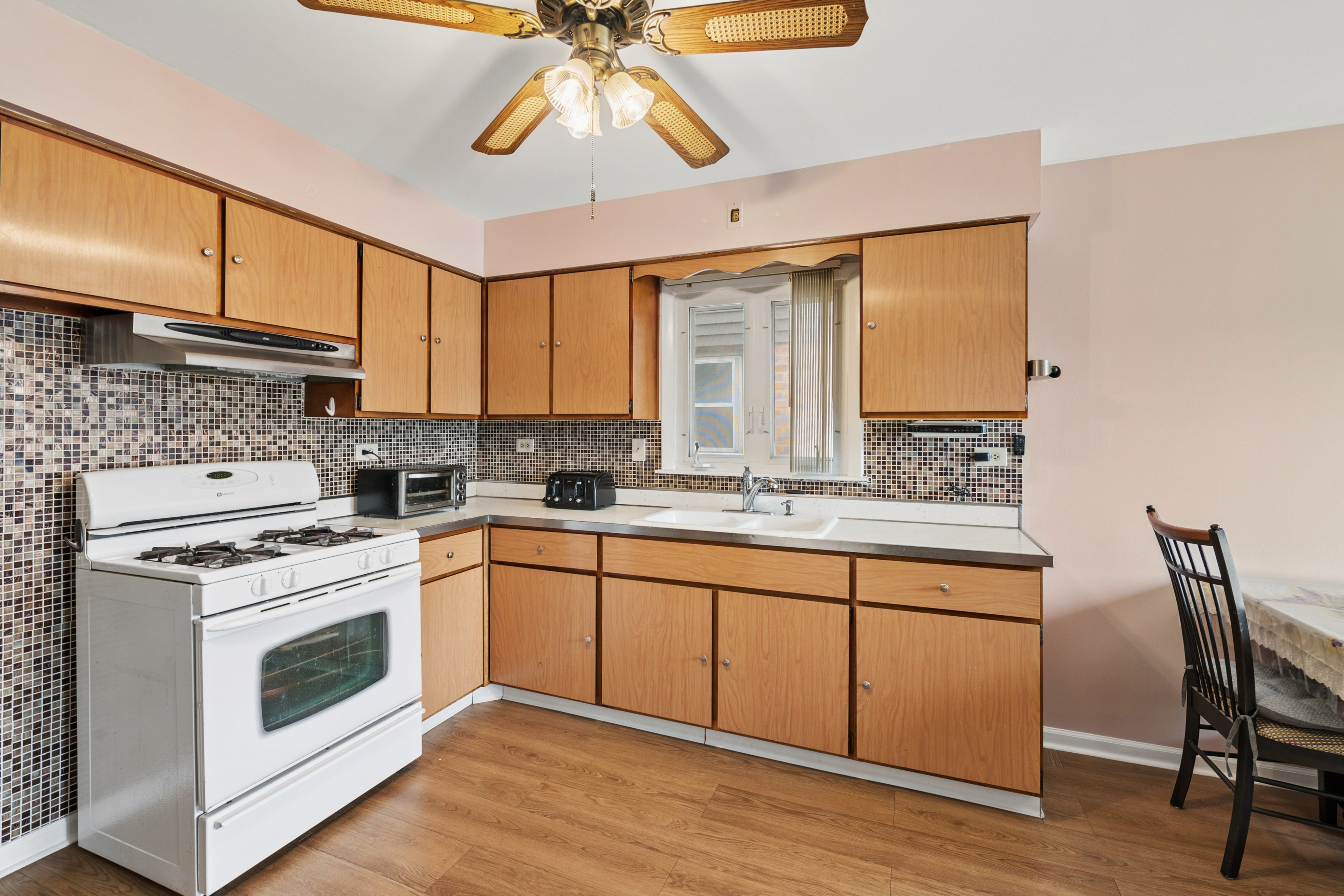  Charming and Well-Maintained Brick Bungalow in Fantastic Schiller Park Location - 物件實景