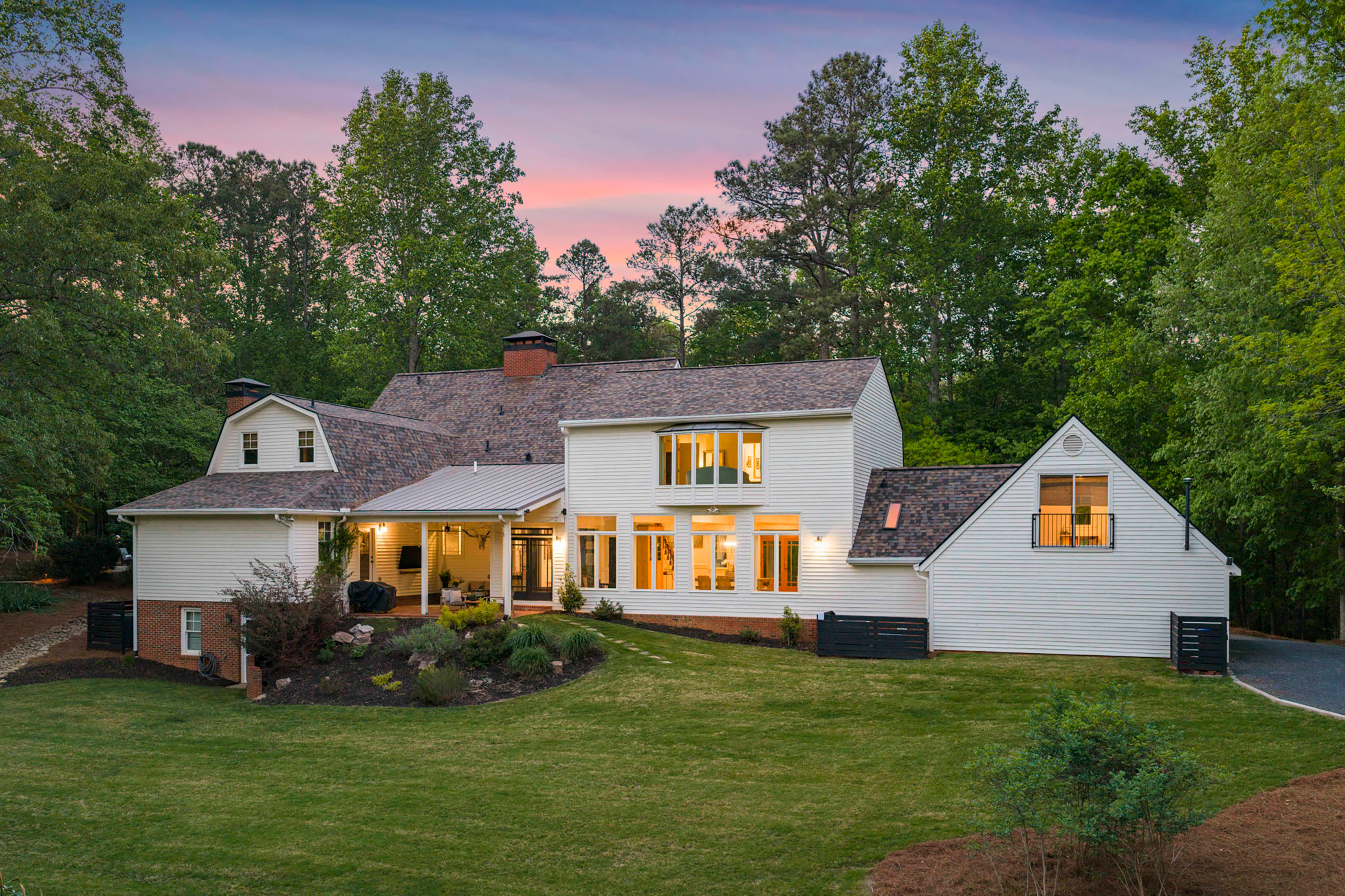  Live Timeless in Coveted Farmhouse on 4+ Private Gated Acres In Roswell - 物件實景