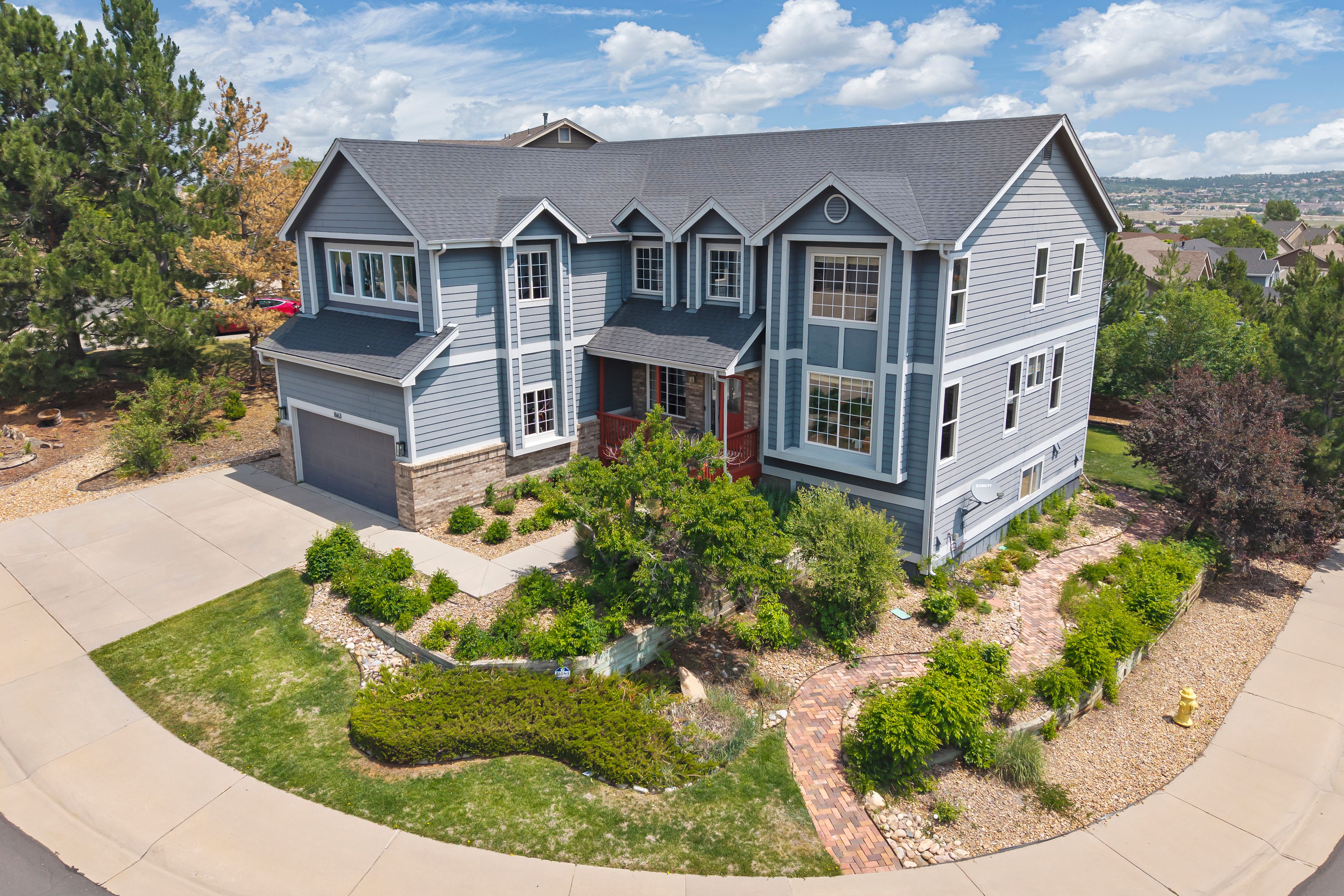  Situated on a desirable corner lot in the sought-after Red Hawk community - 物件實景