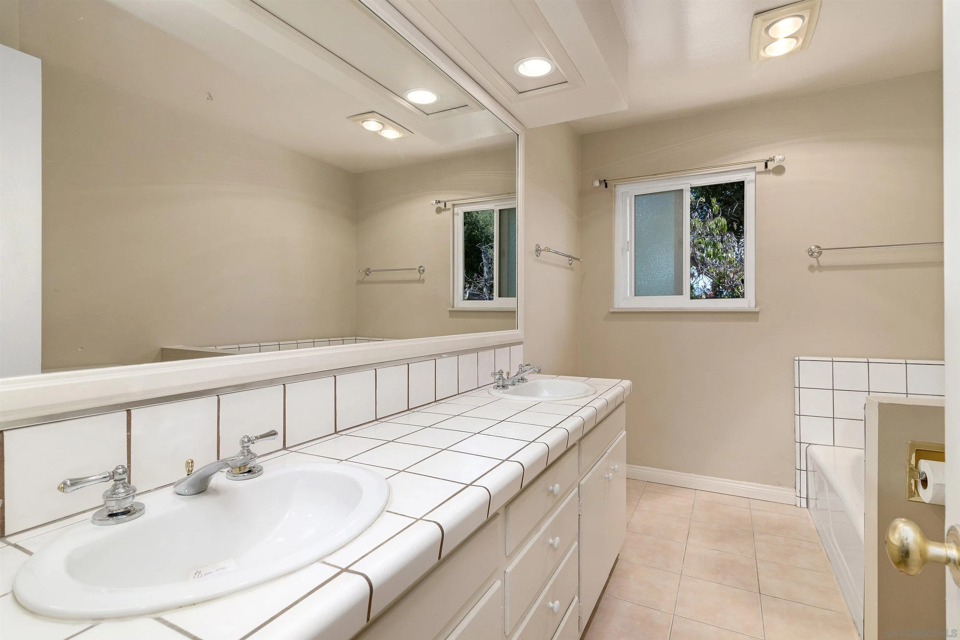 Escondido, California, 92025, United States, 3 Bedrooms Bedrooms, ,2 BathroomsBathrooms,Residential,For Sale,1940921