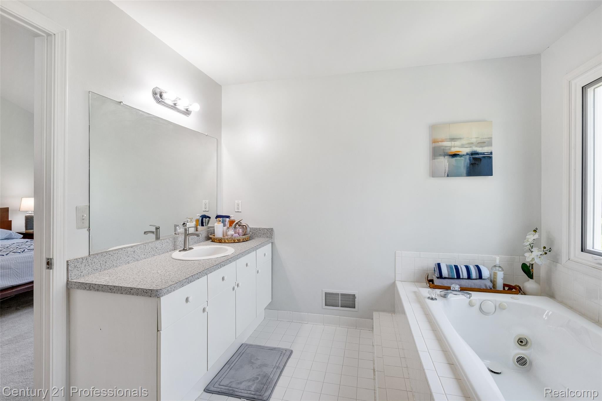 LakeOrion, Michigan, 48359, United States, 4 Bedrooms Bedrooms, ,3 BathroomsBathrooms,Residential,For Sale,1973715