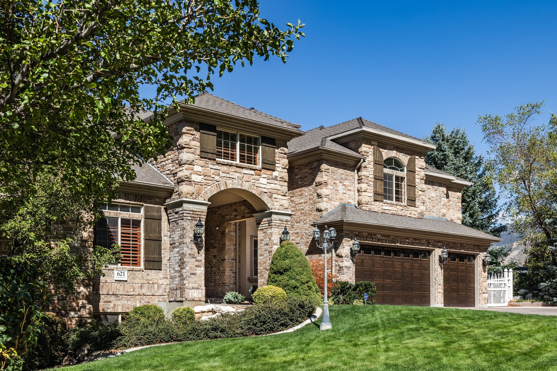  Stately Gated-Community Estate on Nearly Half an Acre: Vaulted Ceilings, Valley - 物件實景