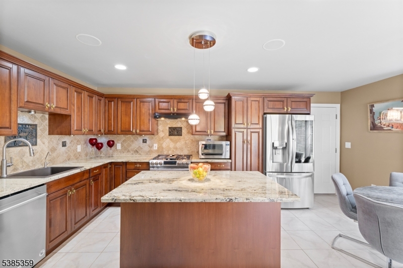 Wayne Twp., New Jersey, 07470, United States, 5 Bedrooms Bedrooms, ,3 BathroomsBathrooms,Residential,For Sale,1947958