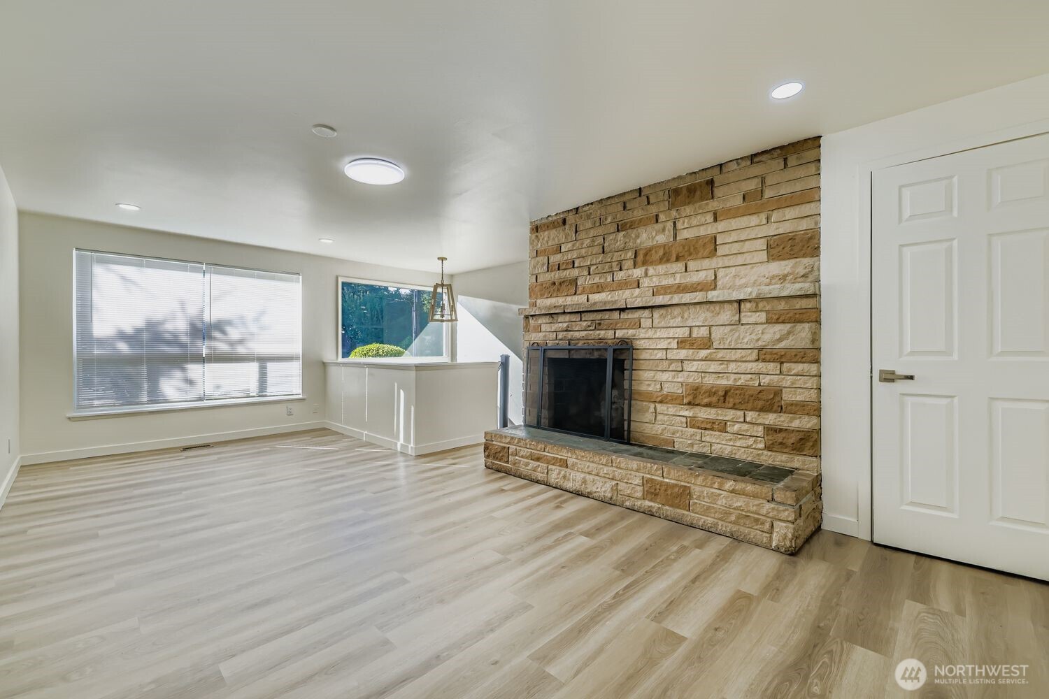 Shoreline, Washington, 98133, United States, 9 Bedrooms Bedrooms, ,1 BathroomBathrooms,Residential,For Sale,1984039